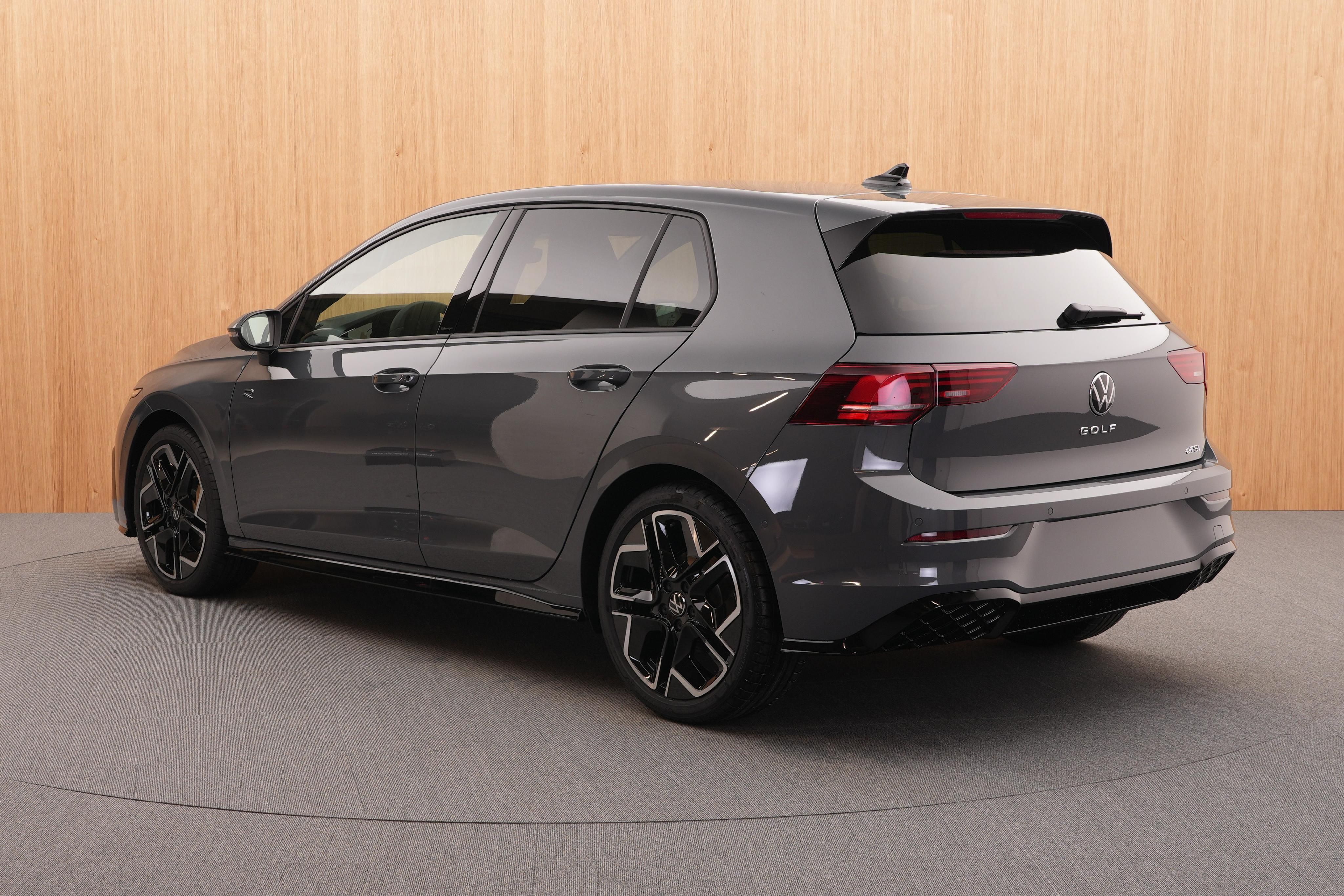 Volkswagen Golf, R-Line Limited 1.5 eTSI mHEV - fotka 3