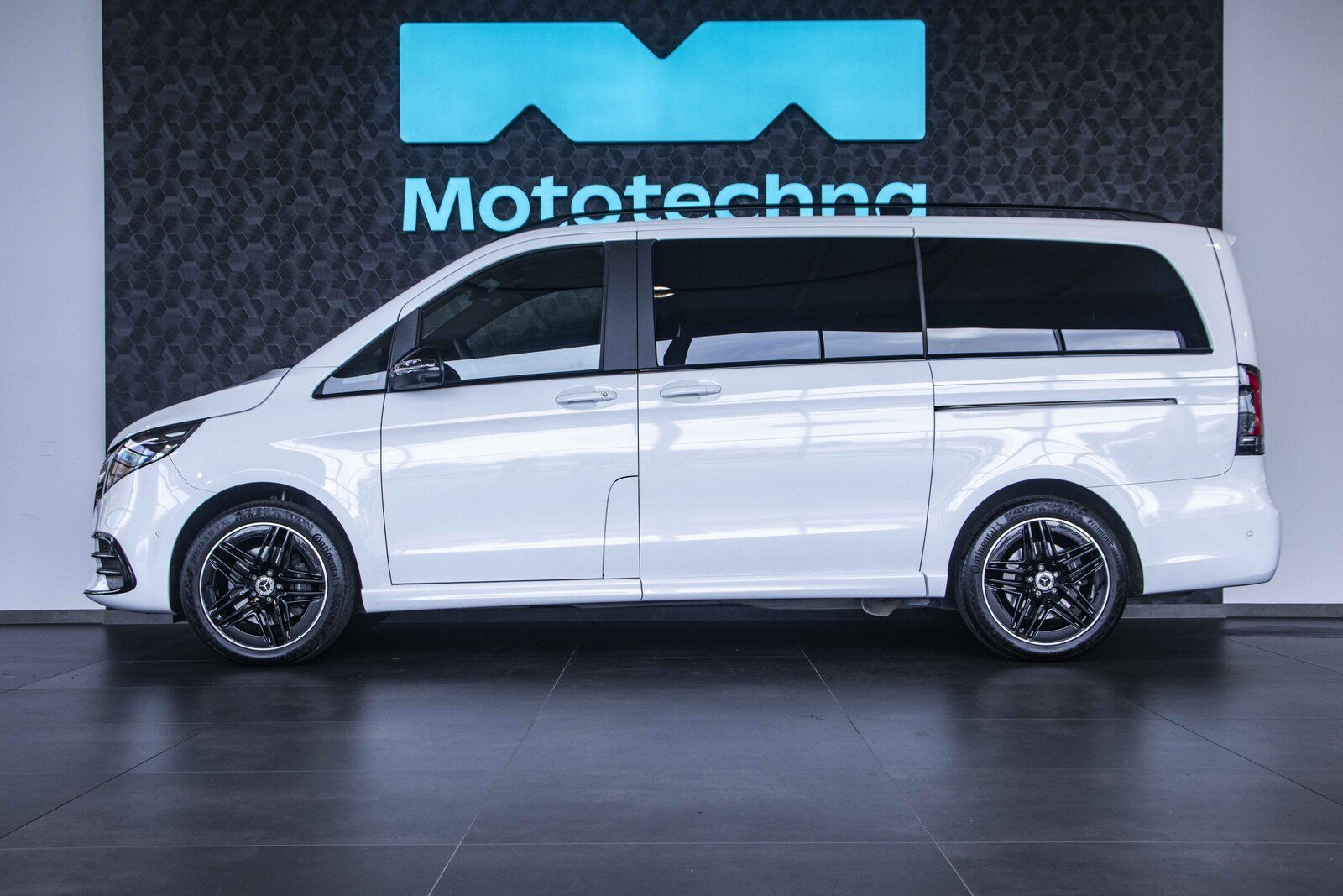 Mercedes-Benz Třídy V, 300 d 4MATIC, 7 míst, L - fotka 2