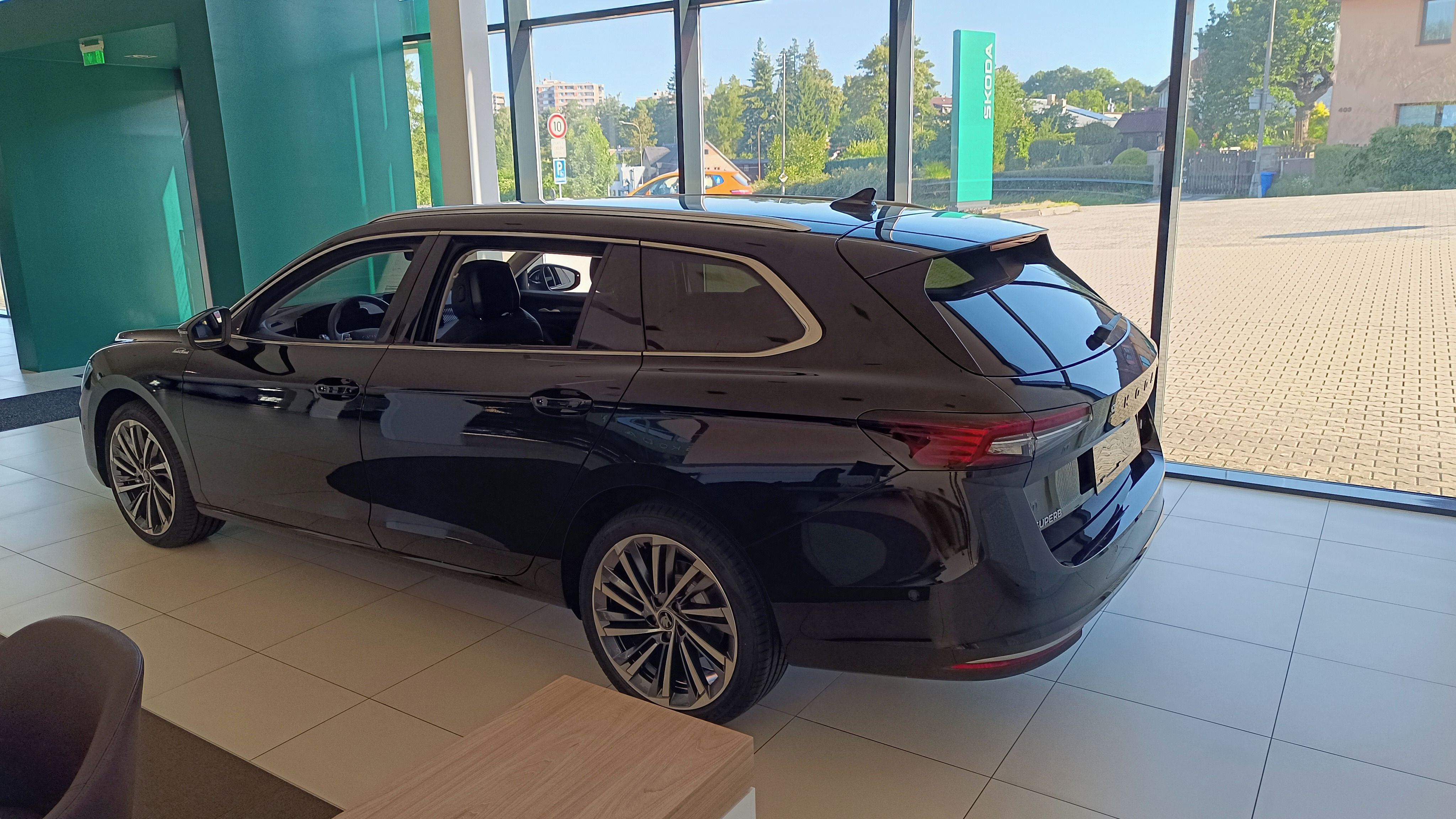 Škoda Superb, L&K, 2,0 TDI 142 kW 4x4 - fotka 3