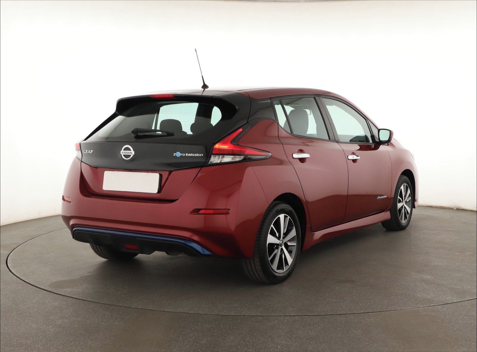 Nissan LEAF, 40 kWh, SoH 88%, Automat - fotka 5
