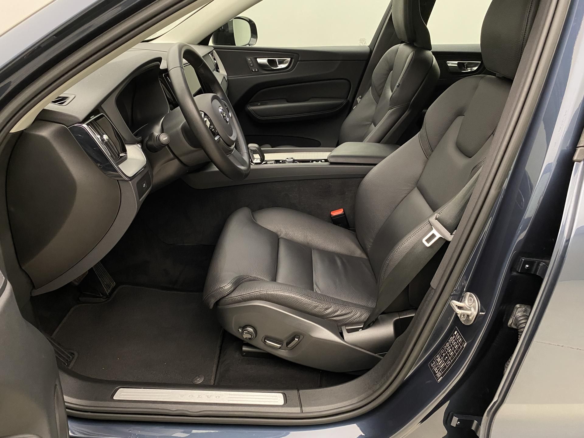 Volvo XC60, B4 AWD DARK PLUS AUT CZ - fotka 3