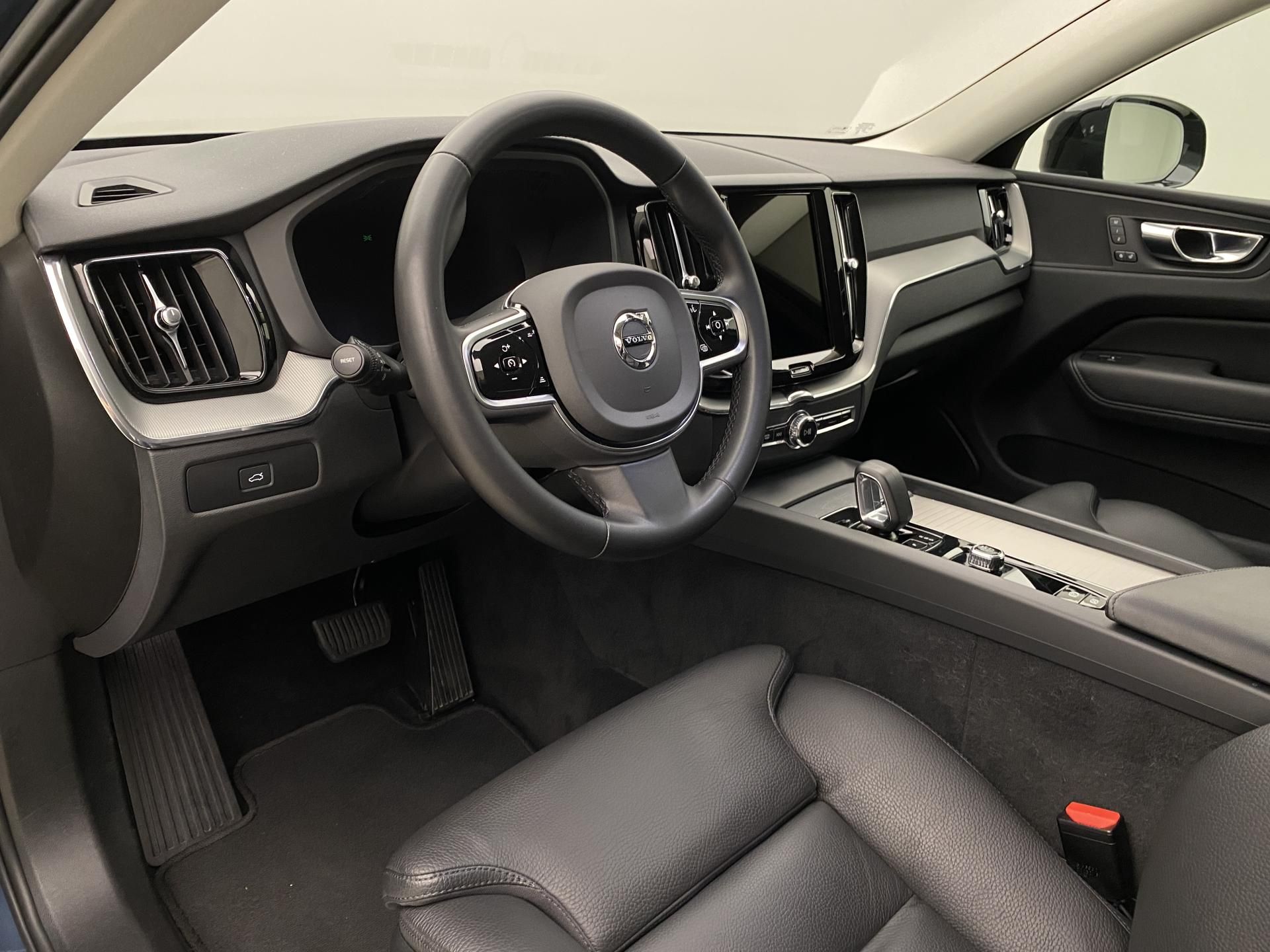 Volvo XC60, B4 AWD DARK PLUS AUT CZ - fotka 4
