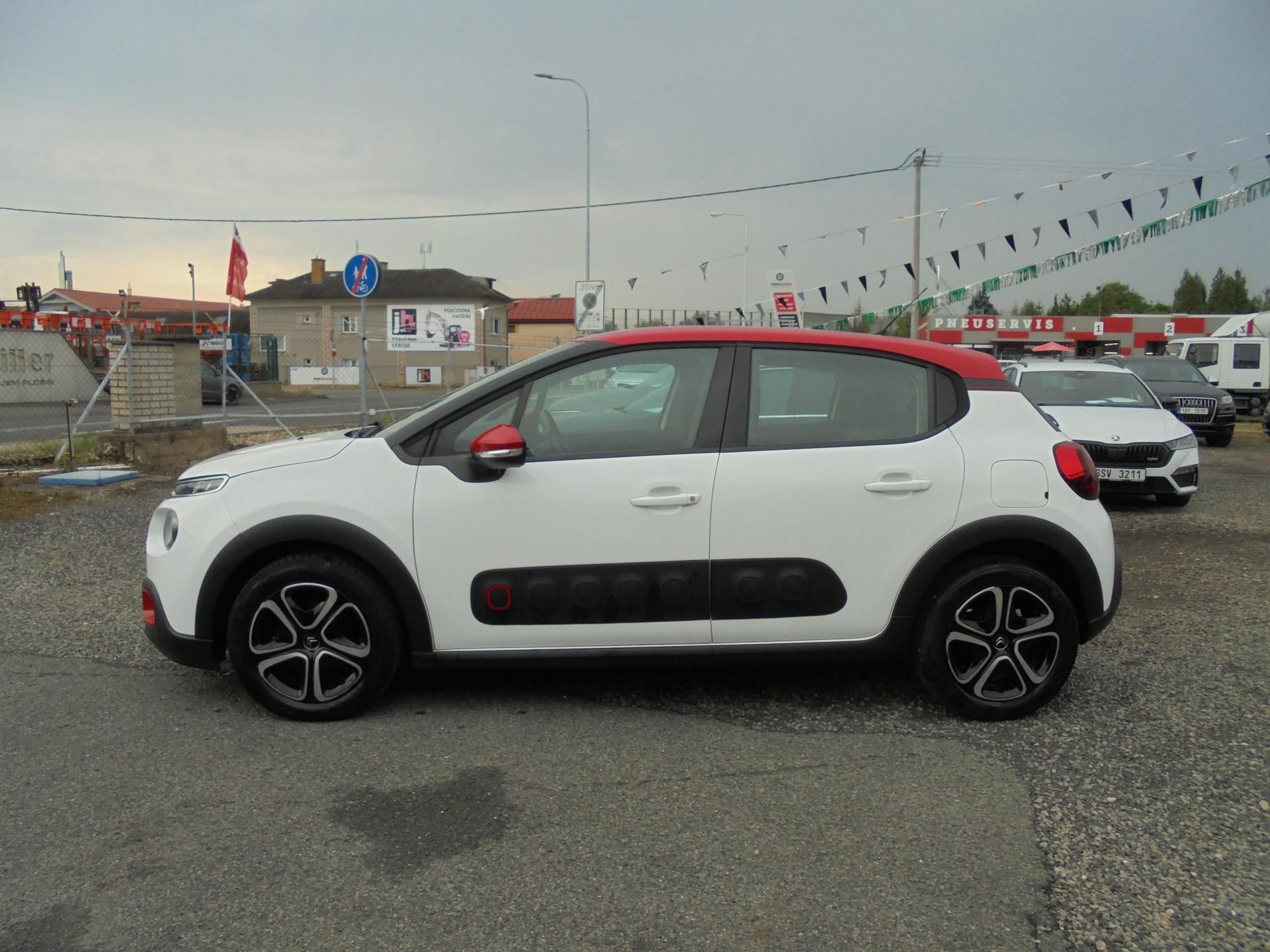 Citroën C3, 1.2i - PureTech-ČR-ALU - fotka 4