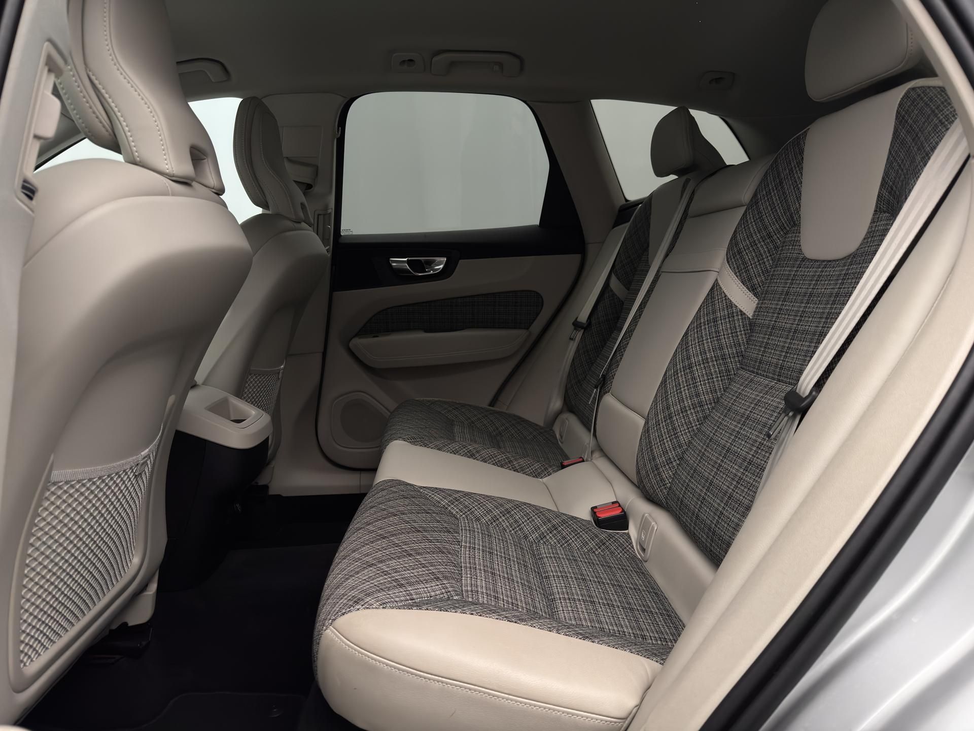 Volvo XC60, B4 AWD MOMENTUM PRO CZ 1.maj - fotka 6