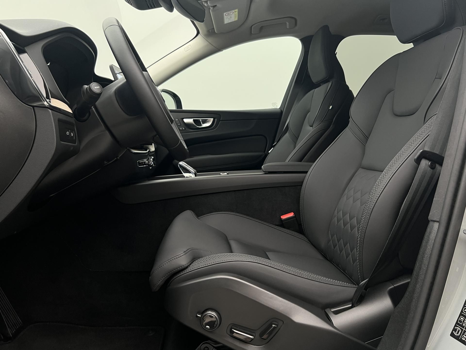 Volvo XC60, T6 AWD DARK PLUS AUT - fotka 3