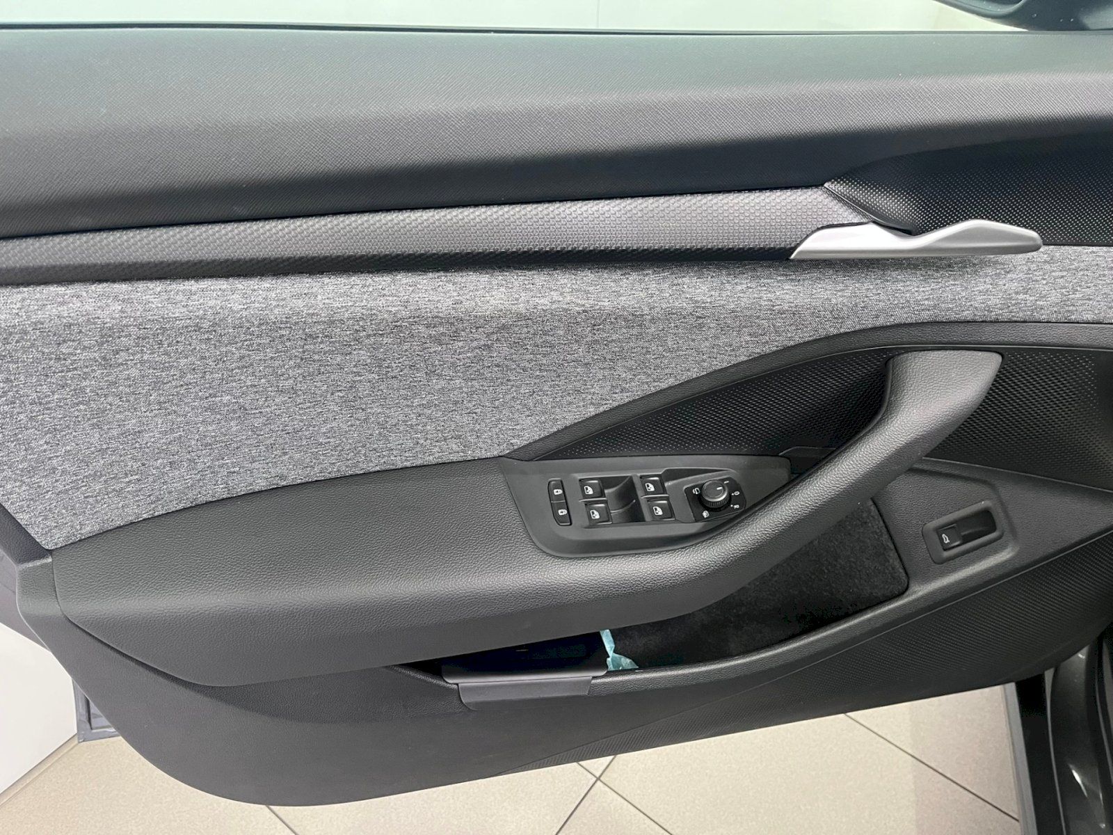 Škoda Superb, Combi 2.0TDI DSG Selection - fotka 6