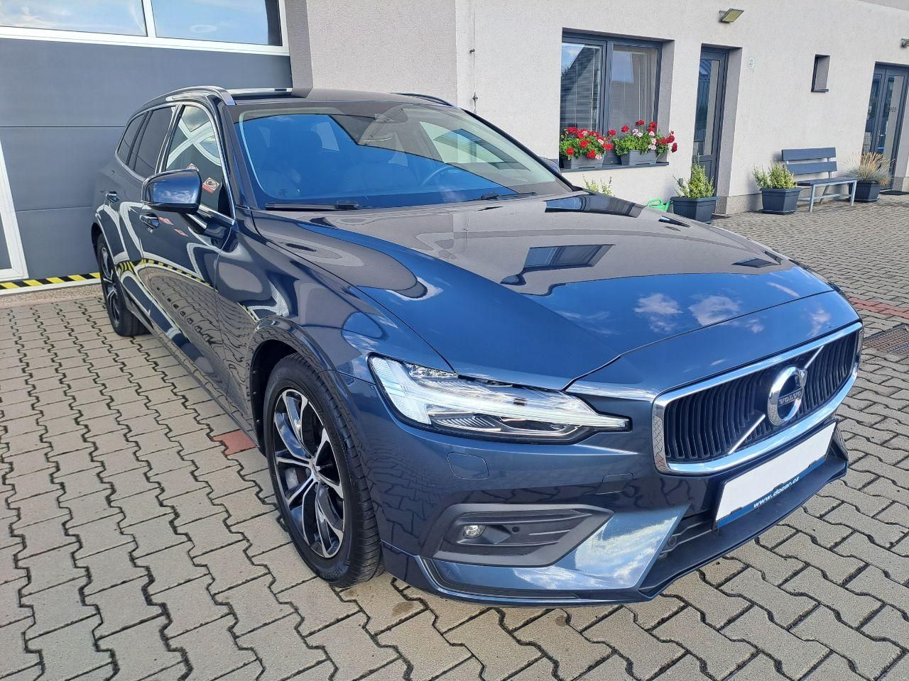 Volvo V60, 2.0 B4 Momentum, ZÁRUKA - fotka 2