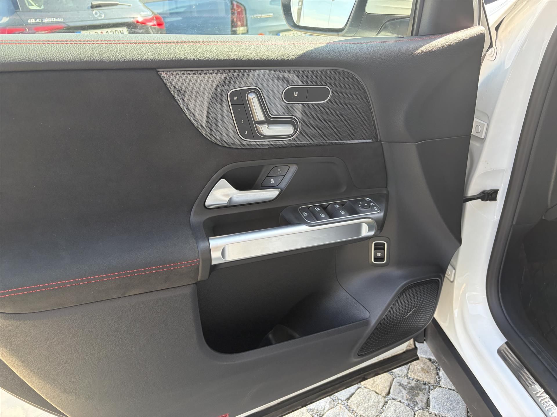 Mercedes-Benz GLB, GLB 250 - fotka 4