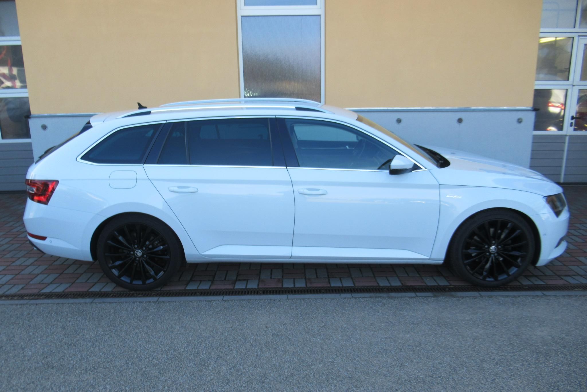 Škoda Superb, 2.0 TDI DSG L&K TAŽNÉ - fotka 3