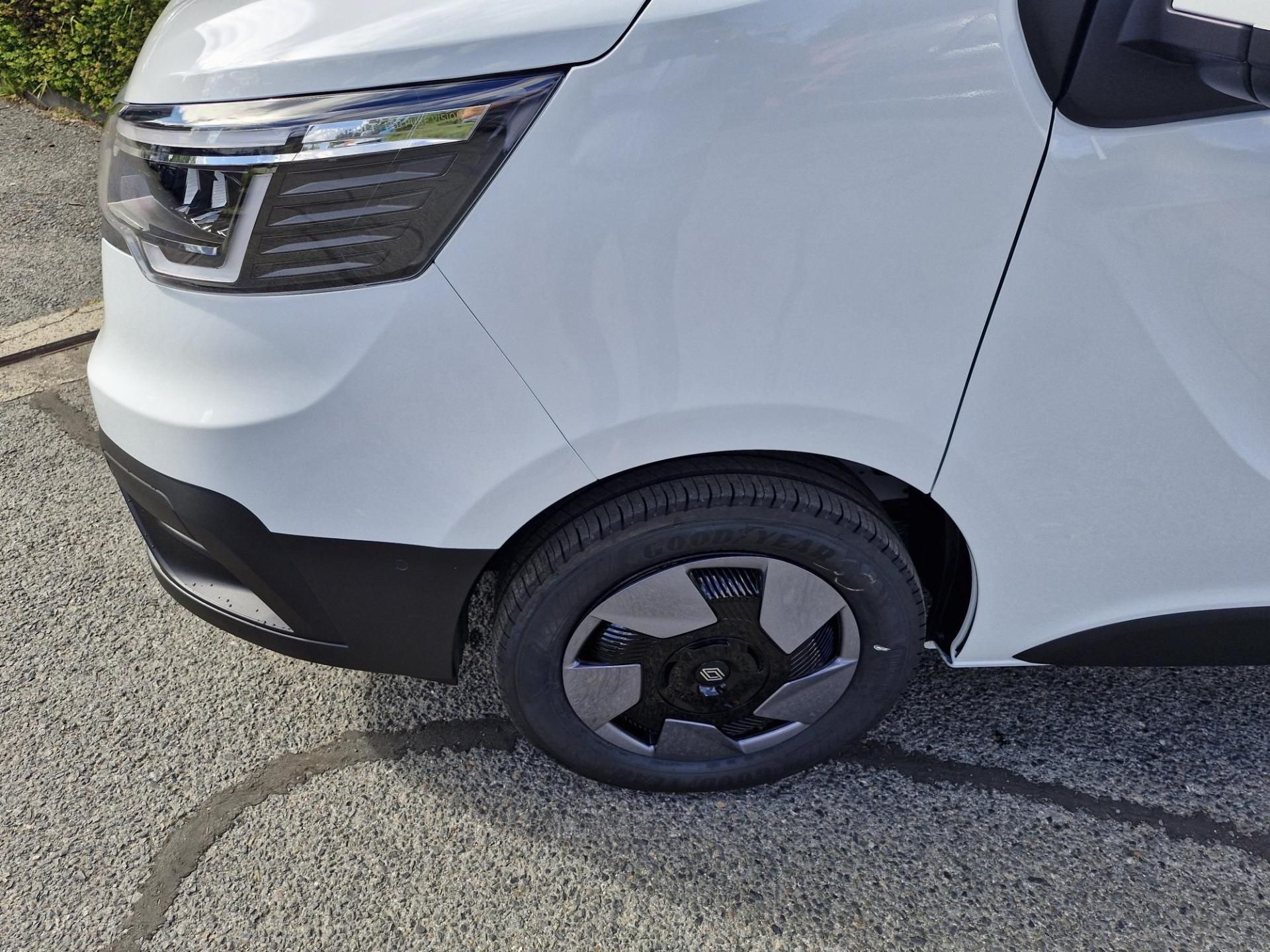 Renault Trafic, L2 equilibre 9 míst - fotka 4