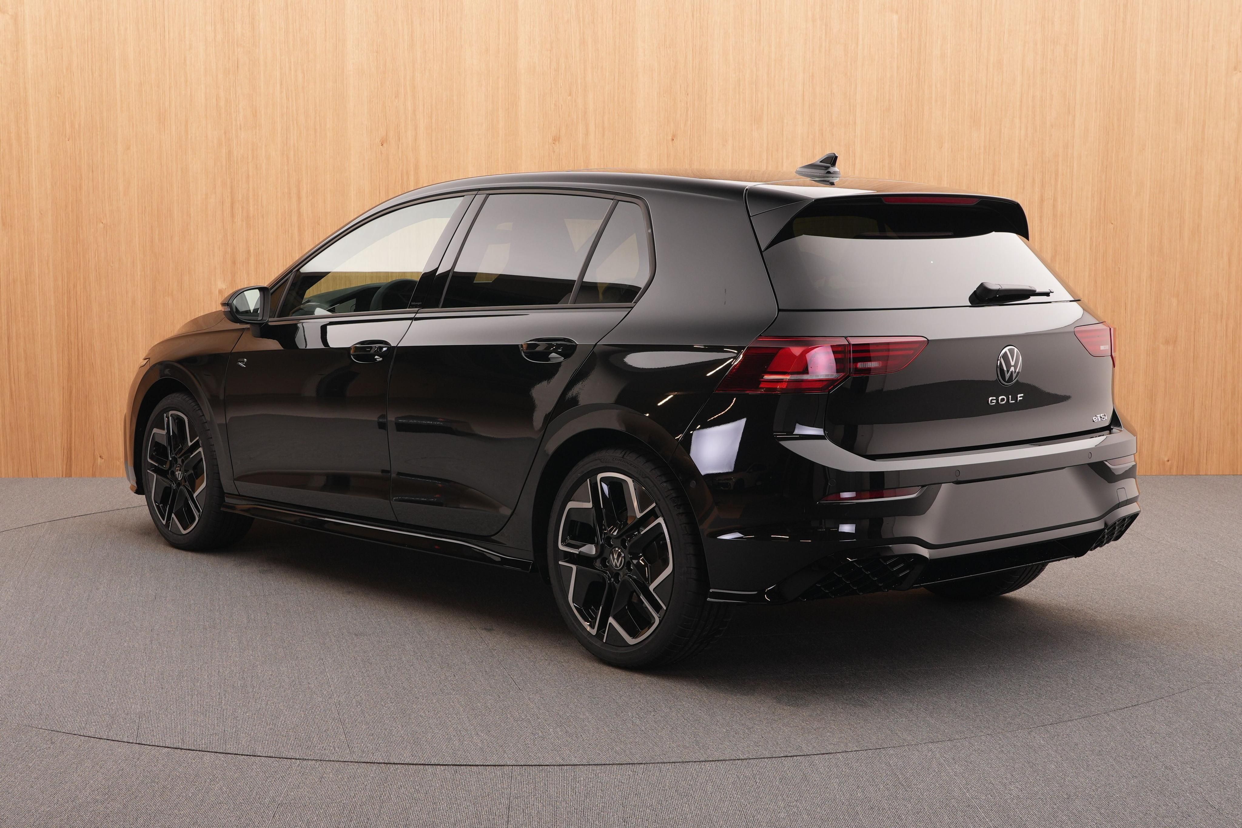 Volkswagen Golf, R-Line Limited 1.5 eTSI mHEV - fotka 3