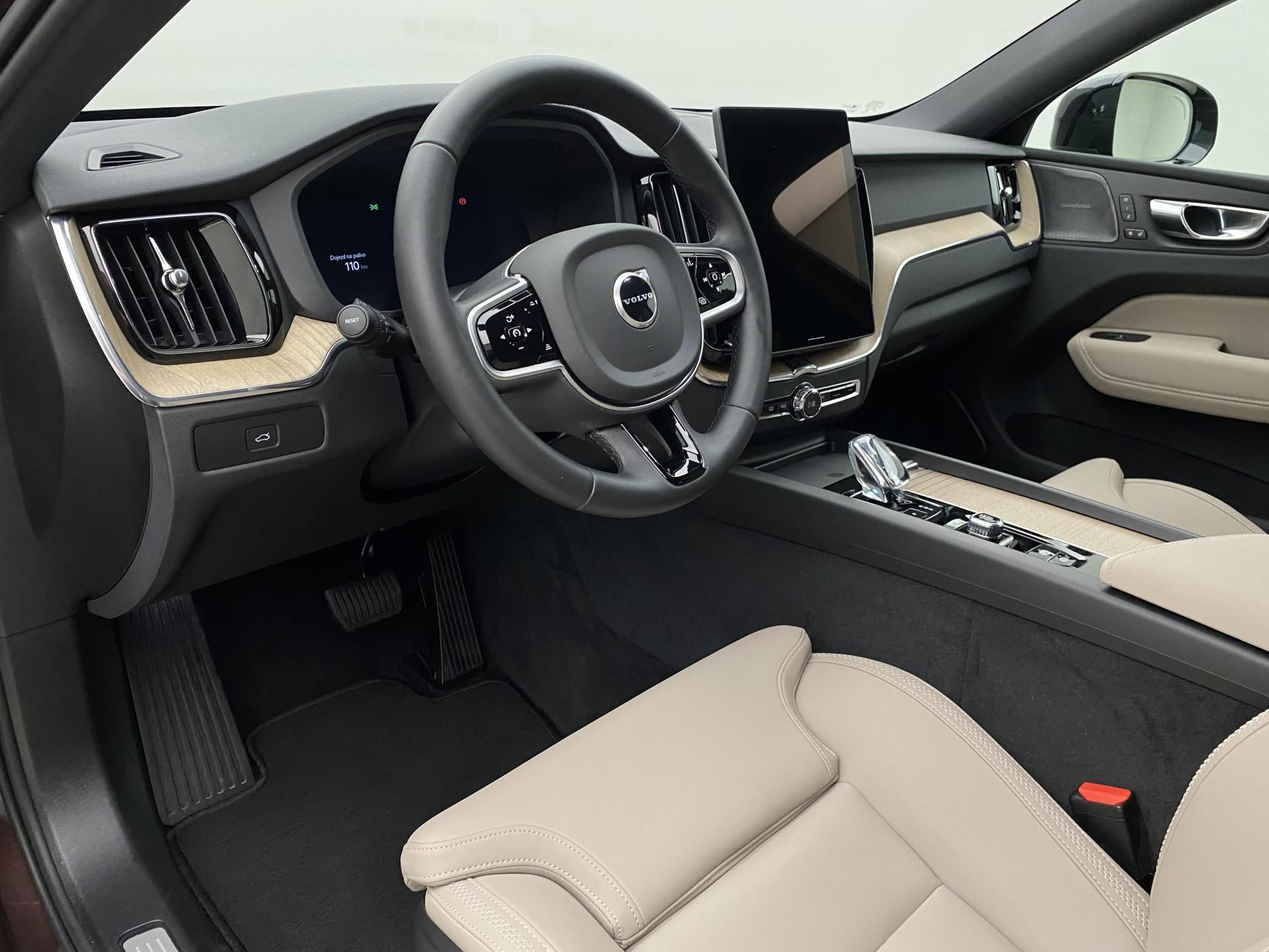 Volvo XC60, B5 AWD PLUS DARK - fotka 4