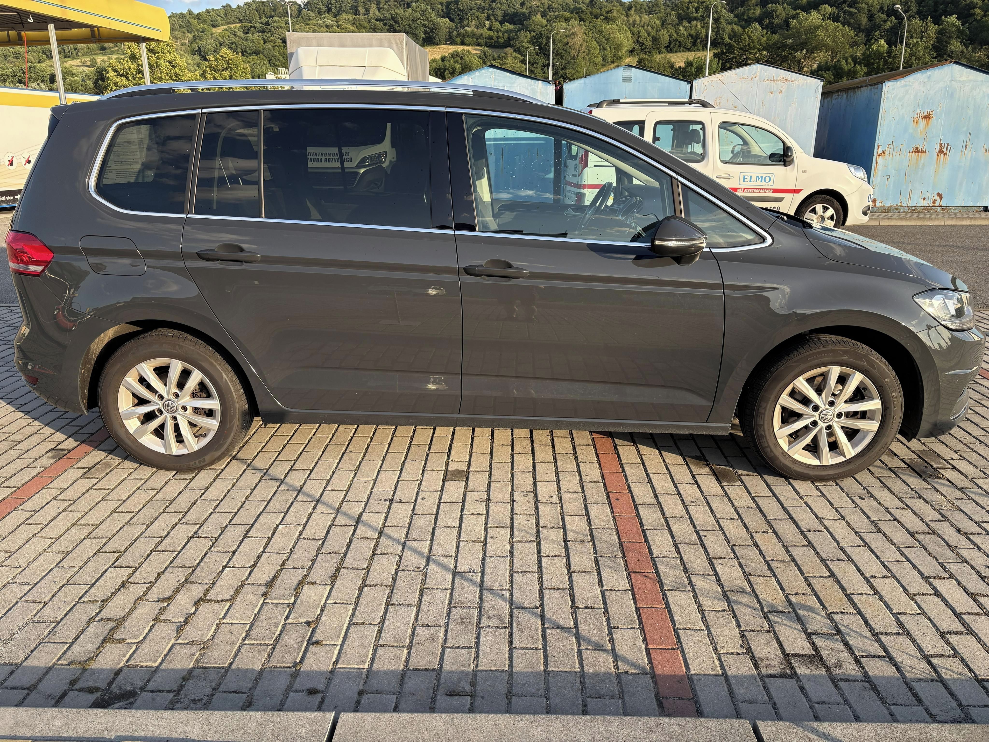 Volkswagen Touran, 2.0 TDI 110 KW Highline - fotka 4