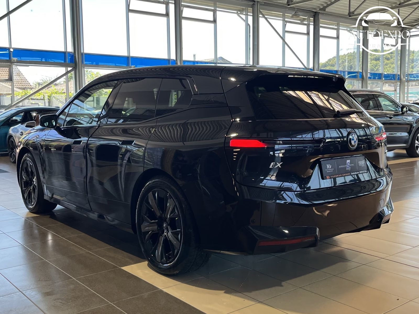 BMW iX, 50* - fotka 3