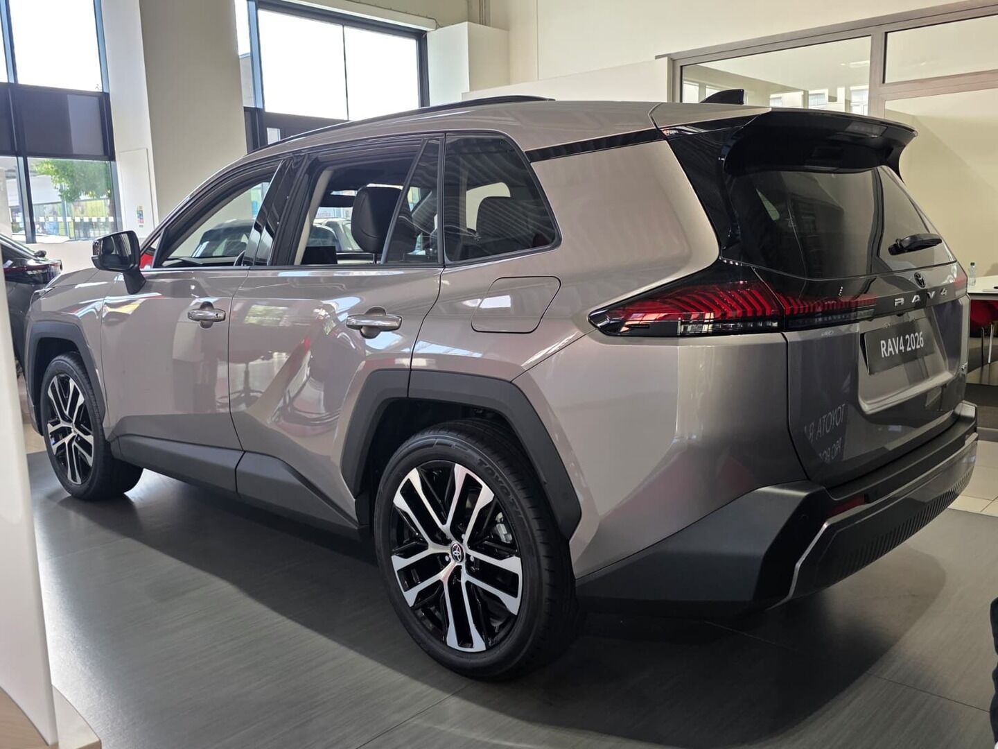 Toyota Rav4, 4x4 PHEV Executive Na IČO - fotka 3