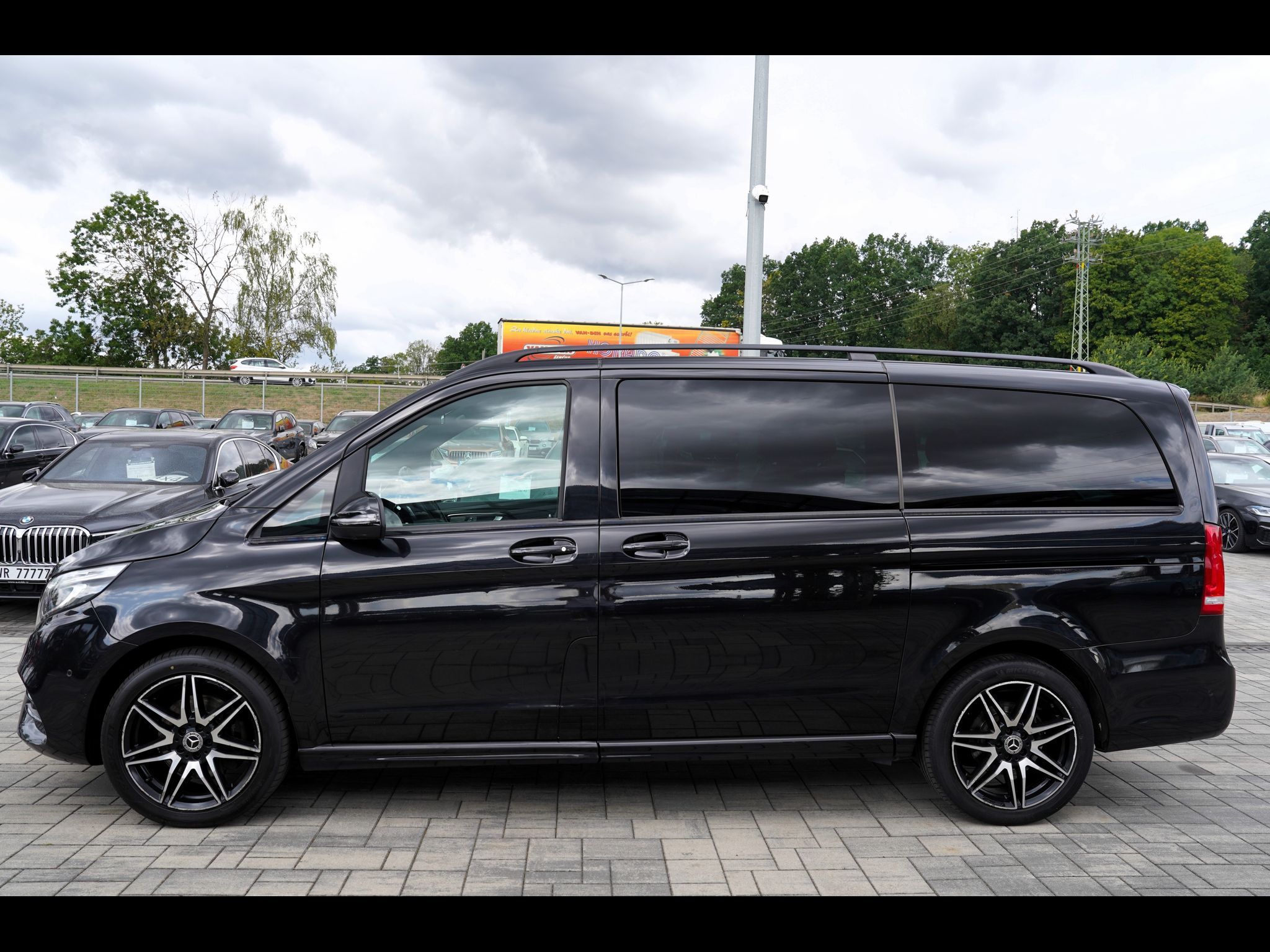Mercedes-Benz Třídy V, V 250d L 4Matic Exclusive AMG - fotka 3