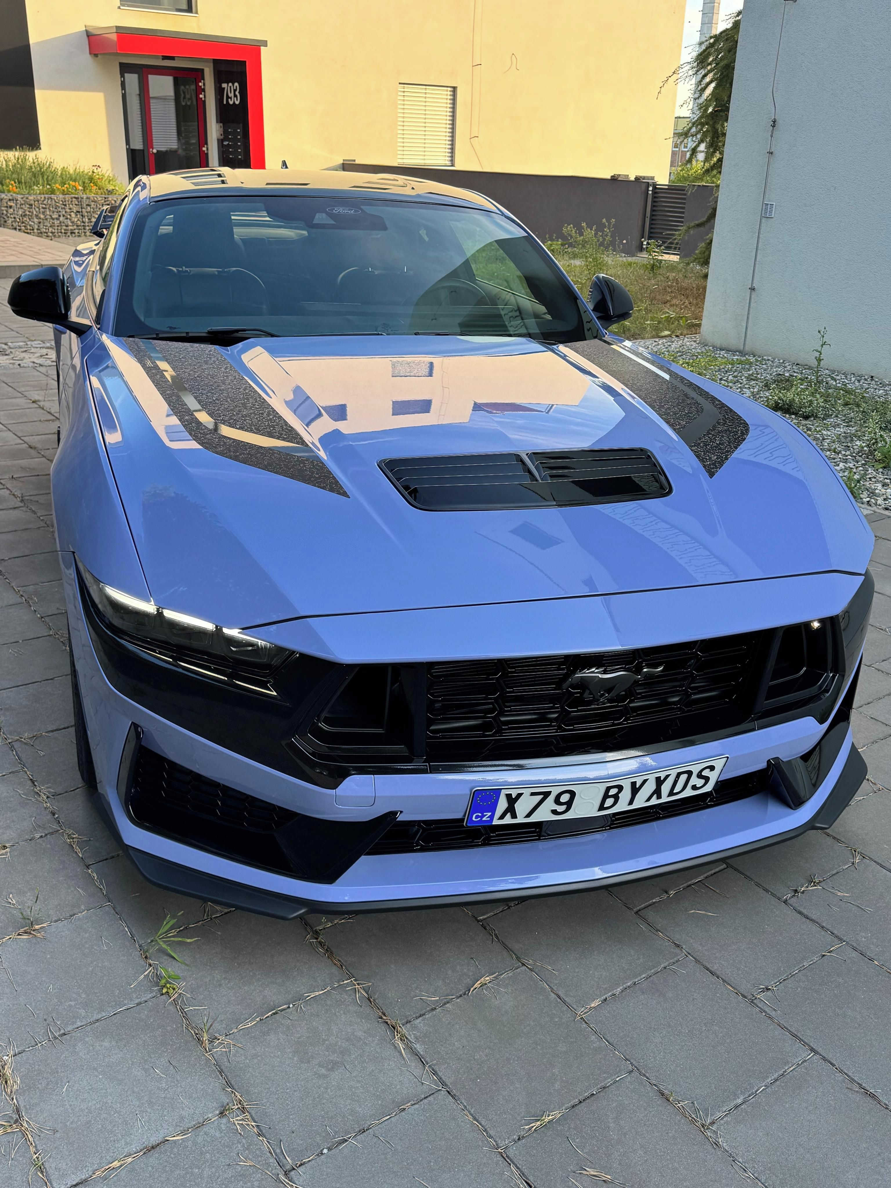 Ford Mustang, Zánovní Mustang Dark Horse - fotka 2