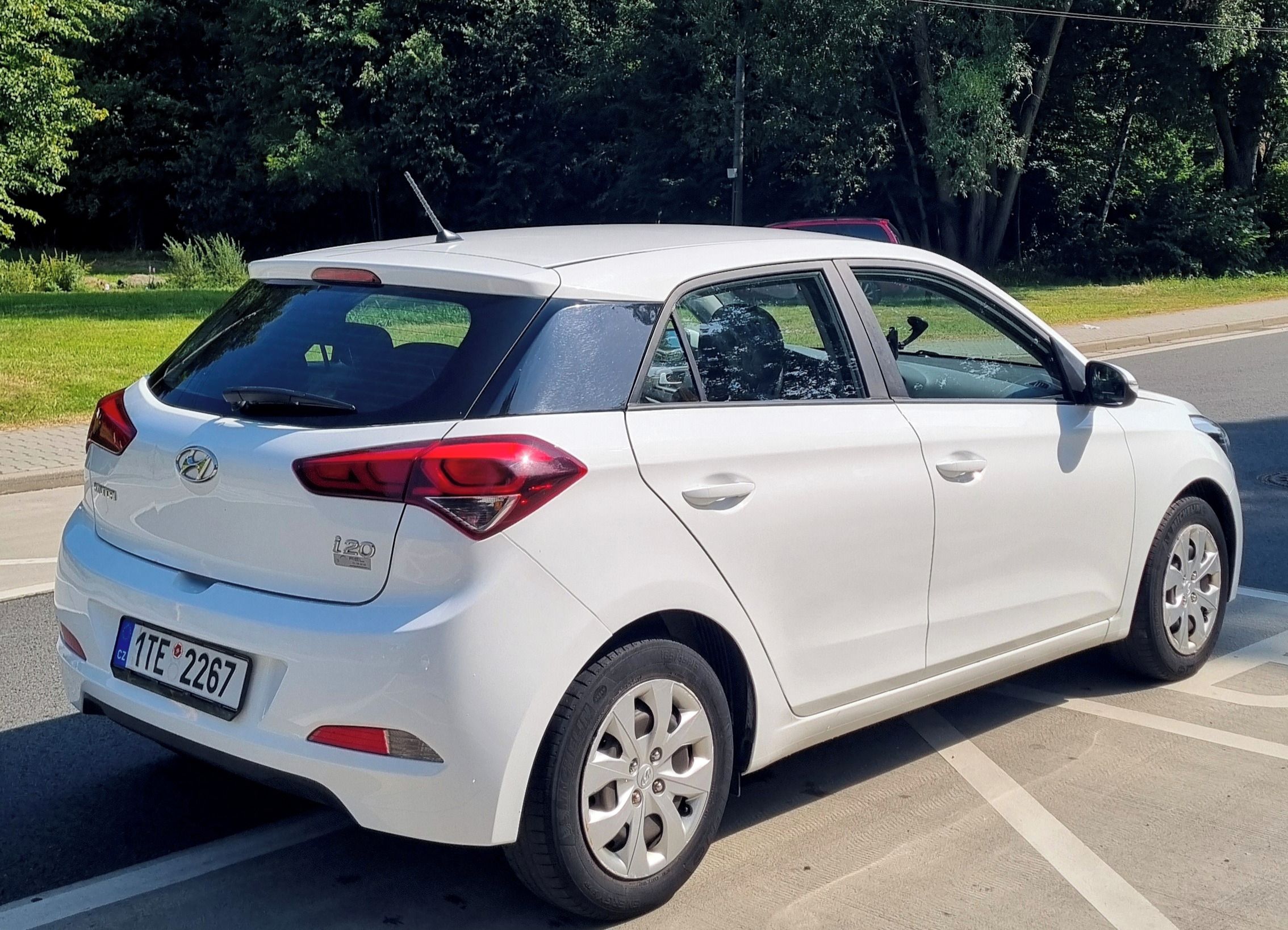 Hyundai i20, 1.2i, 55,2 kW, ČR, prvomajitel - fotka 6