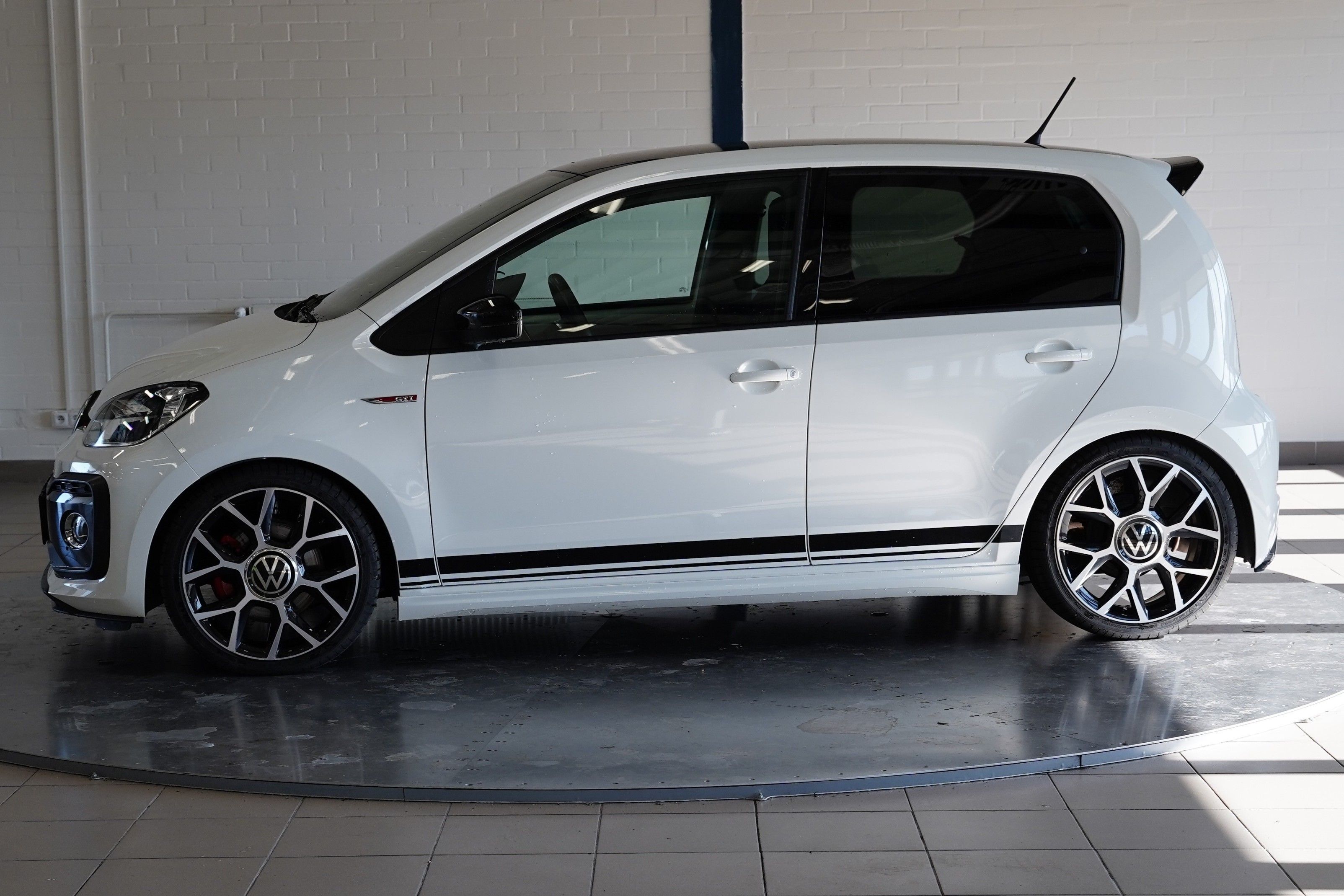 Volkswagen Up!, 1.0 TSI 85 kW GTI - fotka 3