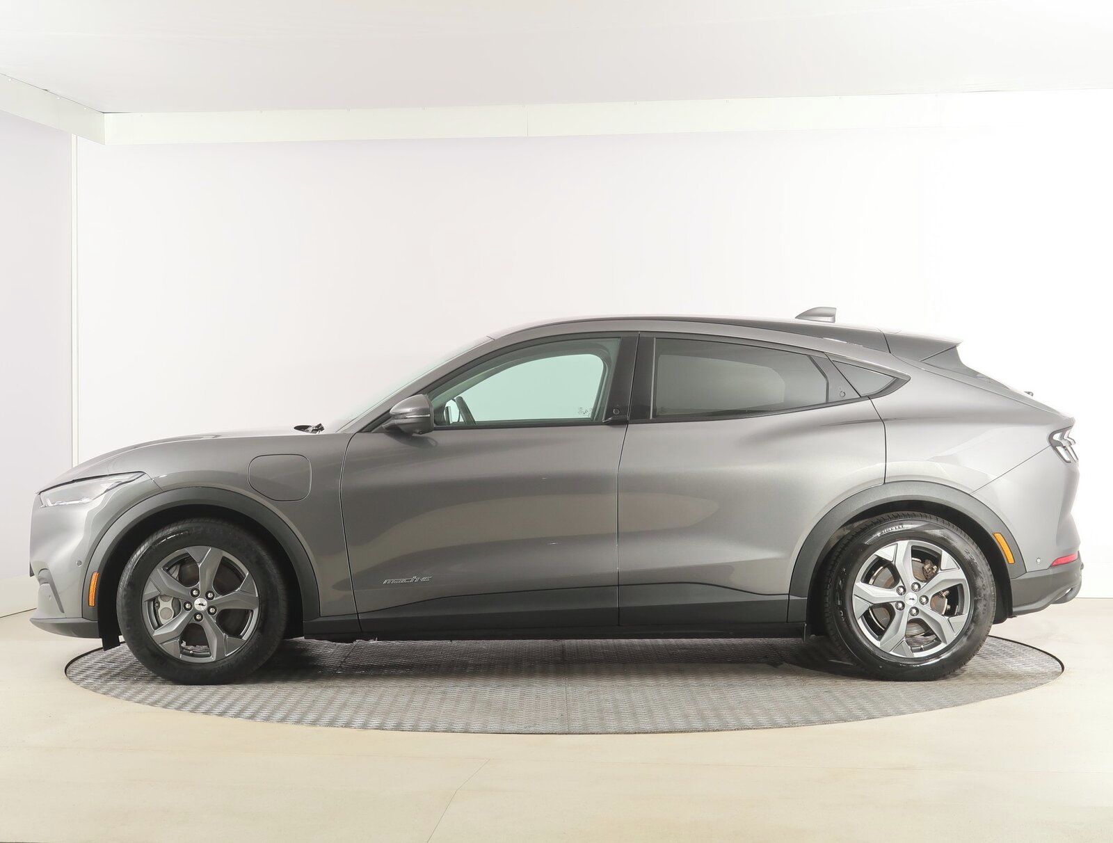 Ford Mustang Mach-E, Standard Range AWD, Automat - fotka 3