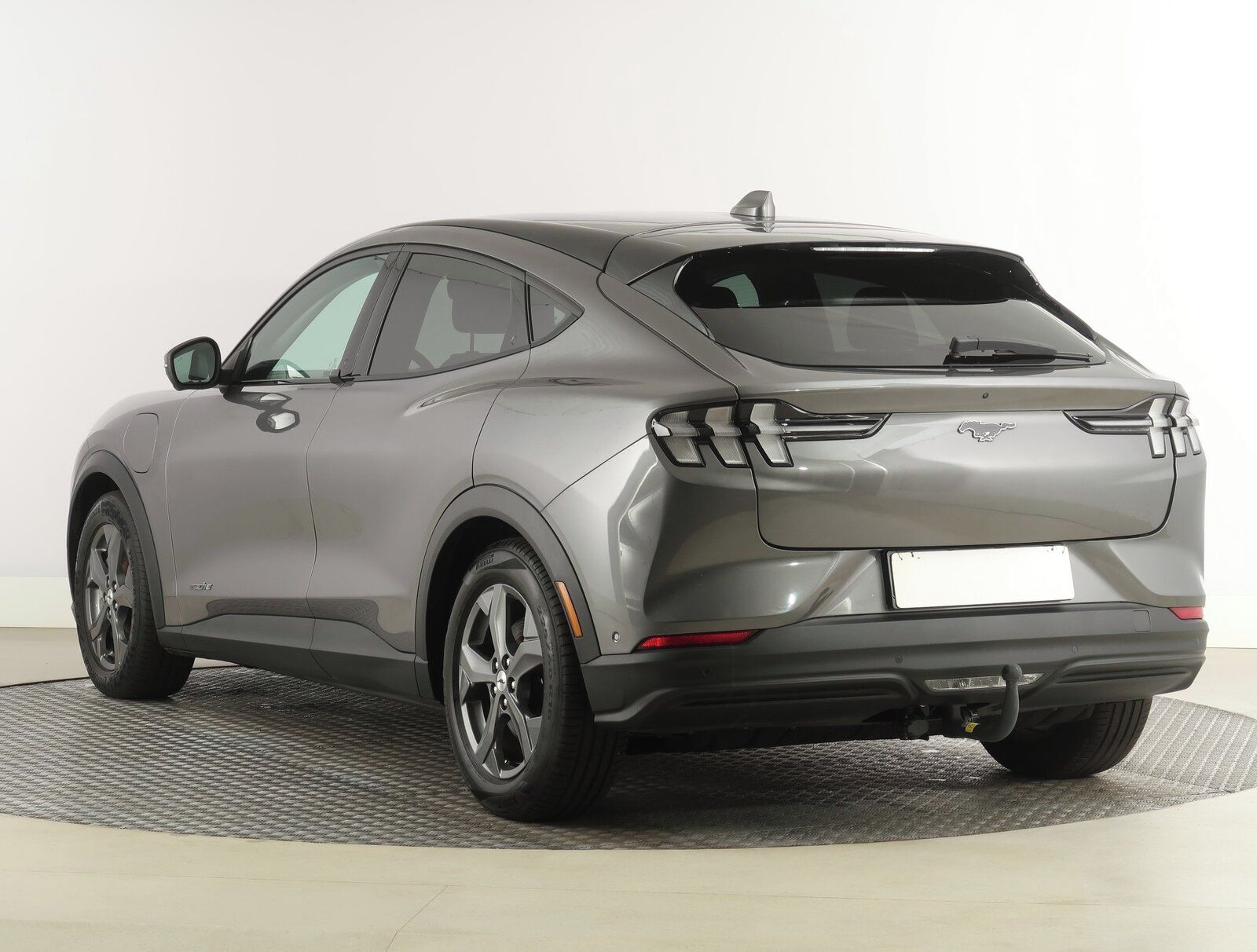 Ford Mustang Mach-E, Standard Range AWD, Automat - fotka 4