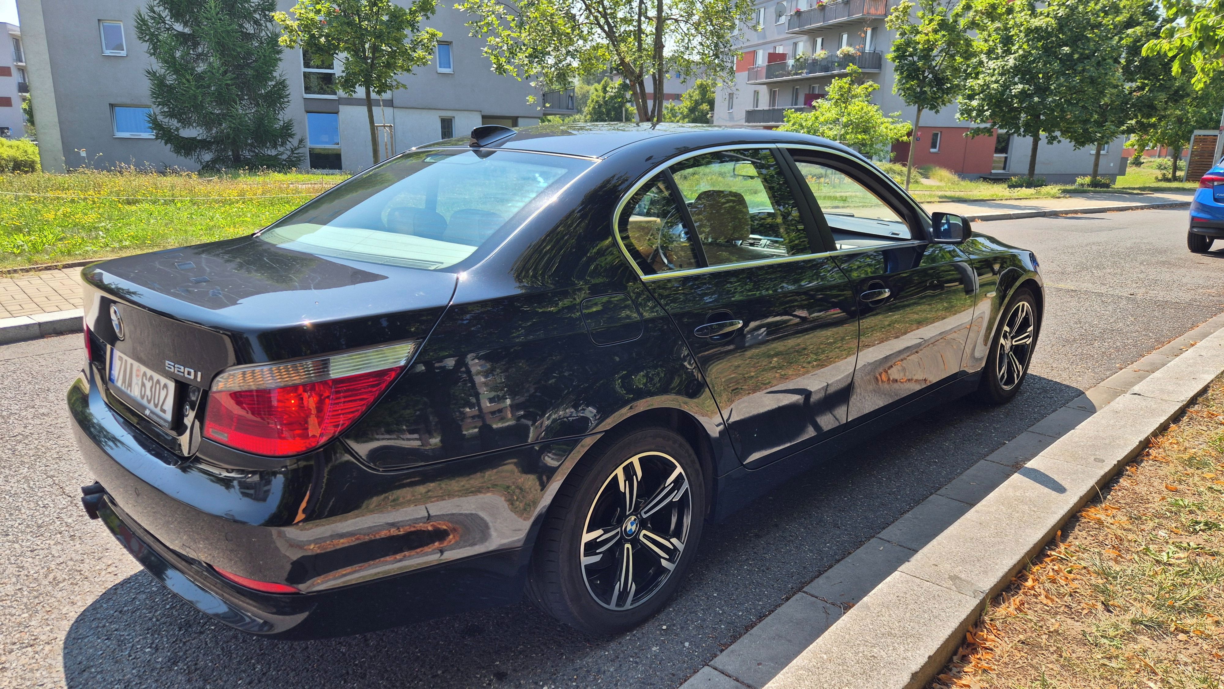 BMW Řada 5, 520i - fotka 3