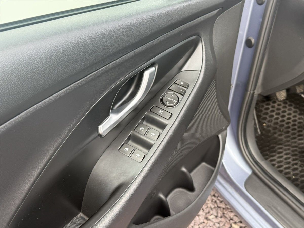 Hyundai i30, 1,5 CVVT 71kW Family - fotka 6