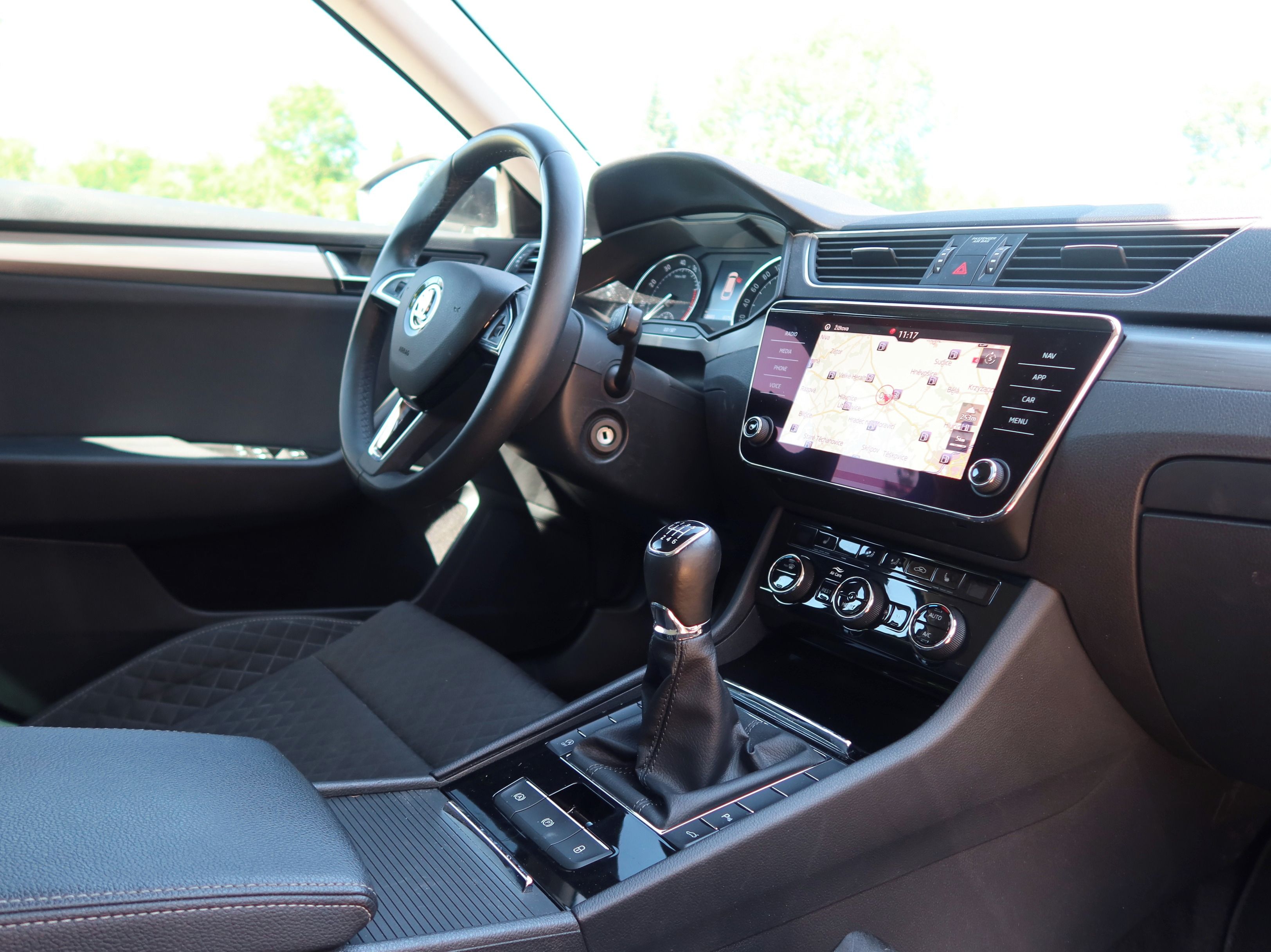 Škoda Superb, 1.5 TSI 110 Kw Style 1.Majitel - fotka 6
