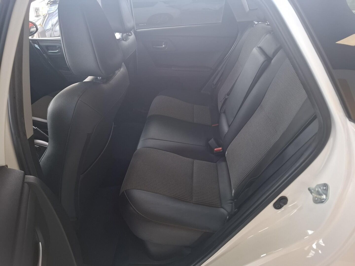 Toyota Auris, 1.8HEV 73KW 2017 - fotka 6