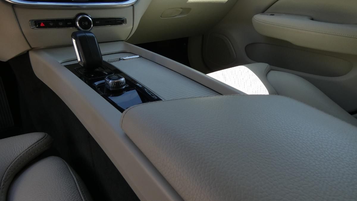 Volvo V60, B4 FWD Momentum Pro Auto - fotka 6