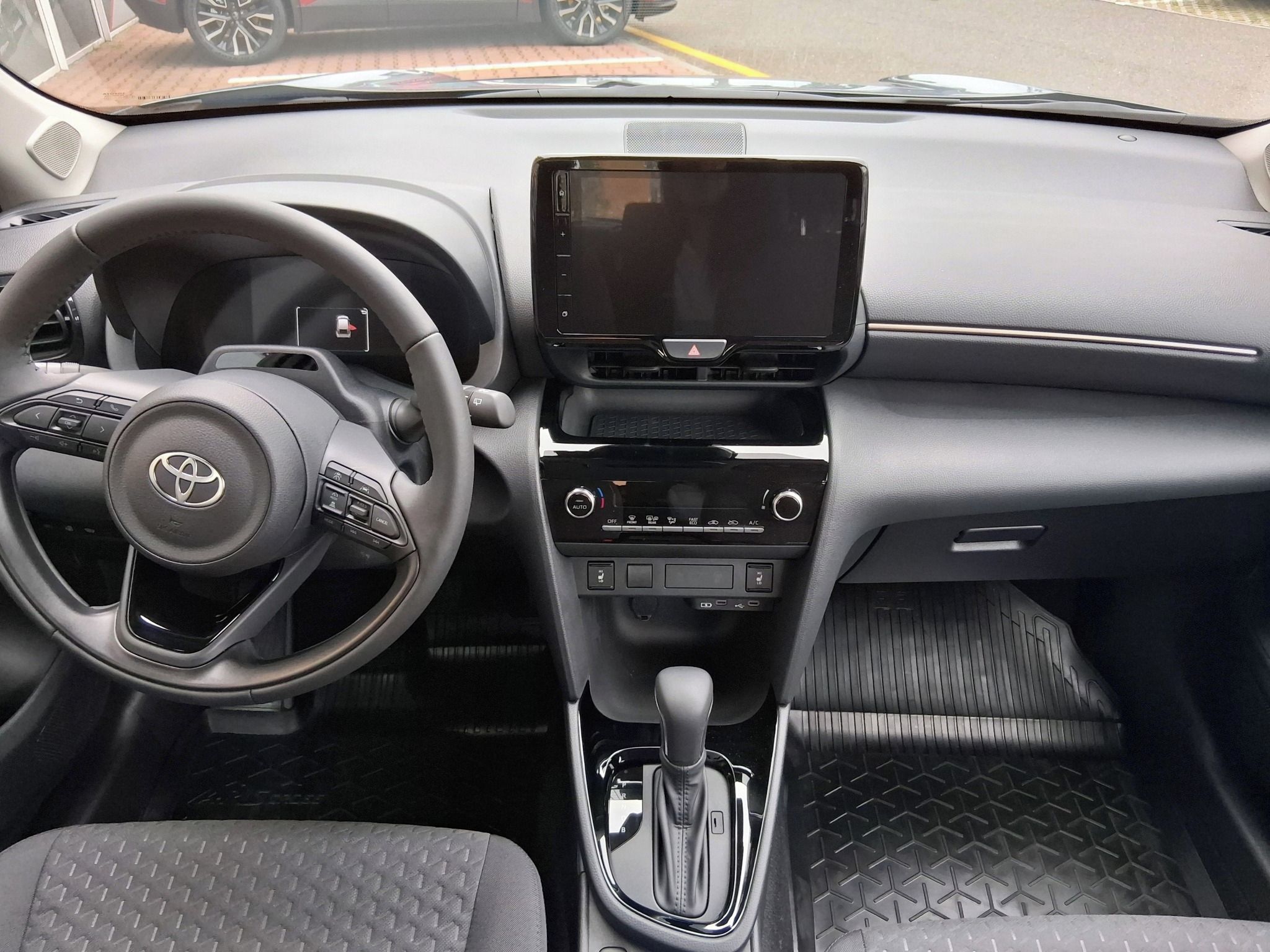 Toyota Yaris Cross, 1,5 HEV 116K COMFORT + WINTER - fotka 4