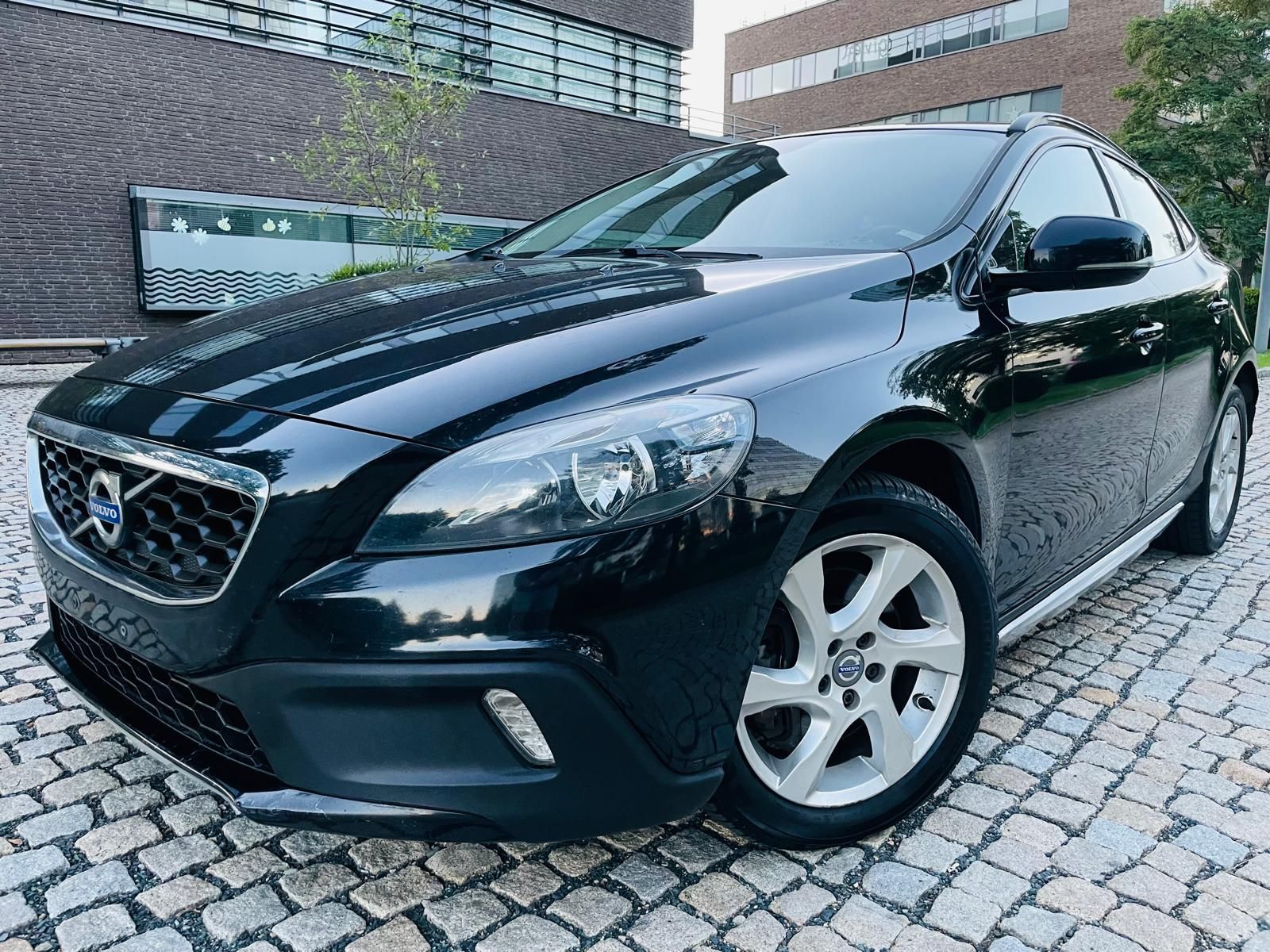 Volvo V40, 2.0D3 MANUÁL CROSS SERVISKA - fotka 2