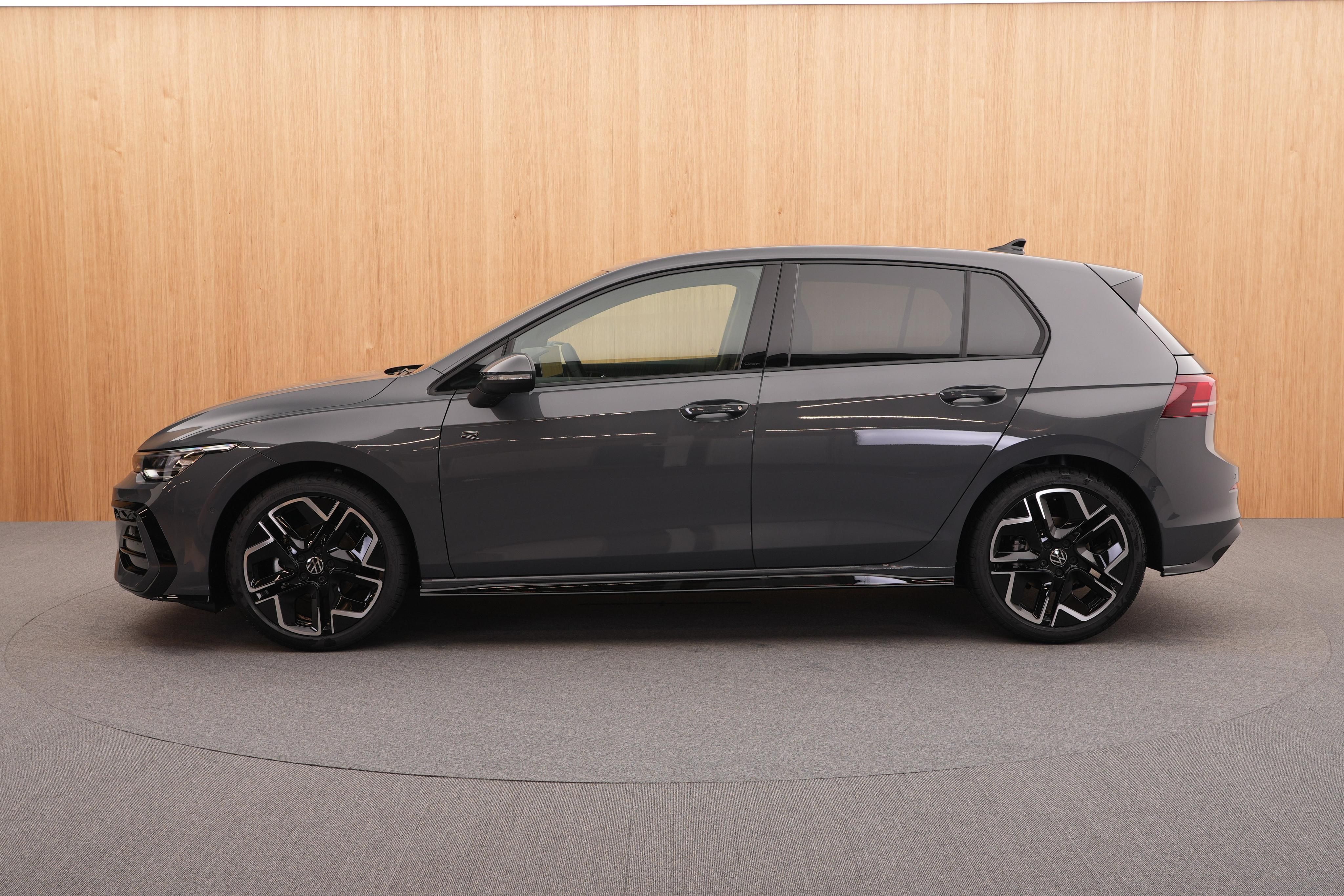 Volkswagen Golf, R-Line Limited 1.5 eTSI mHEV - fotka 2