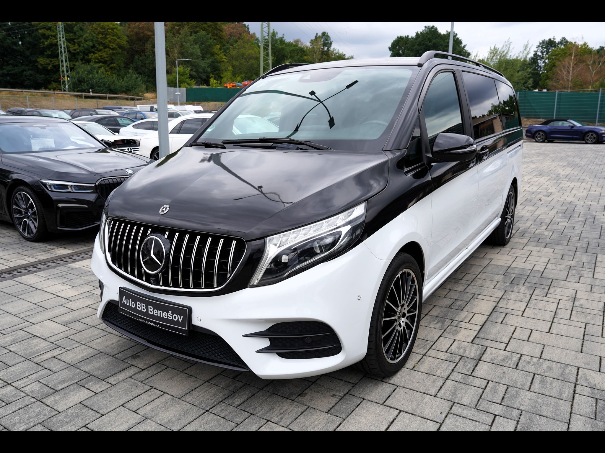 Mercedes-Benz Třídy V, V 250d L 4Matic Exclusive AMG - fotka 2