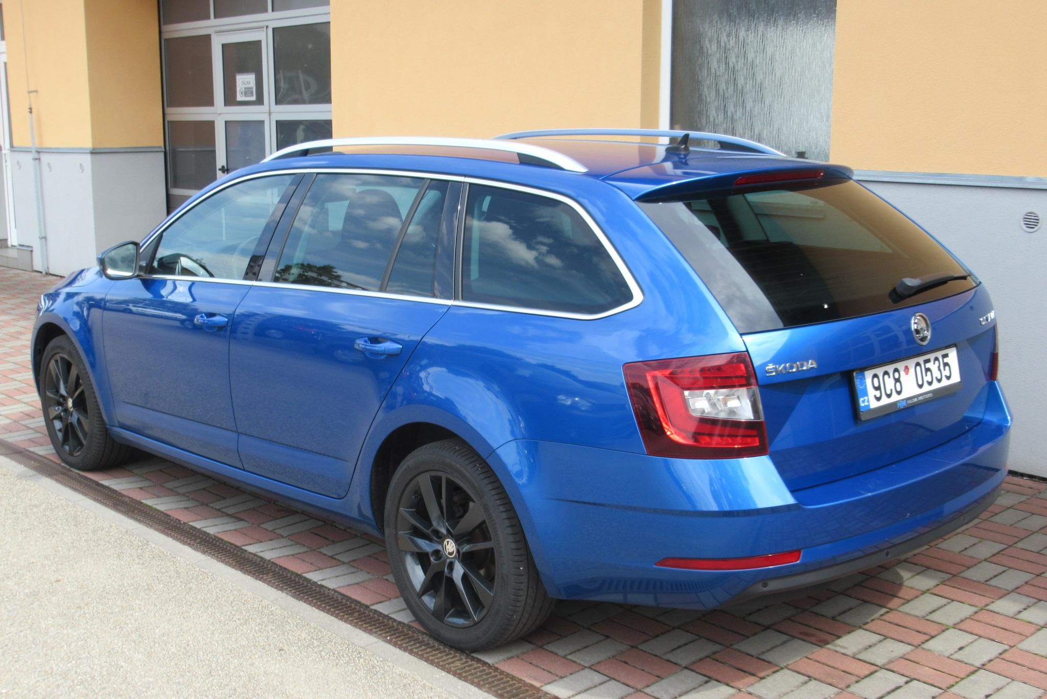 Škoda Octavia, 2.0 TDI DSG STYLE NAVI TAŽNÉ - fotka 2