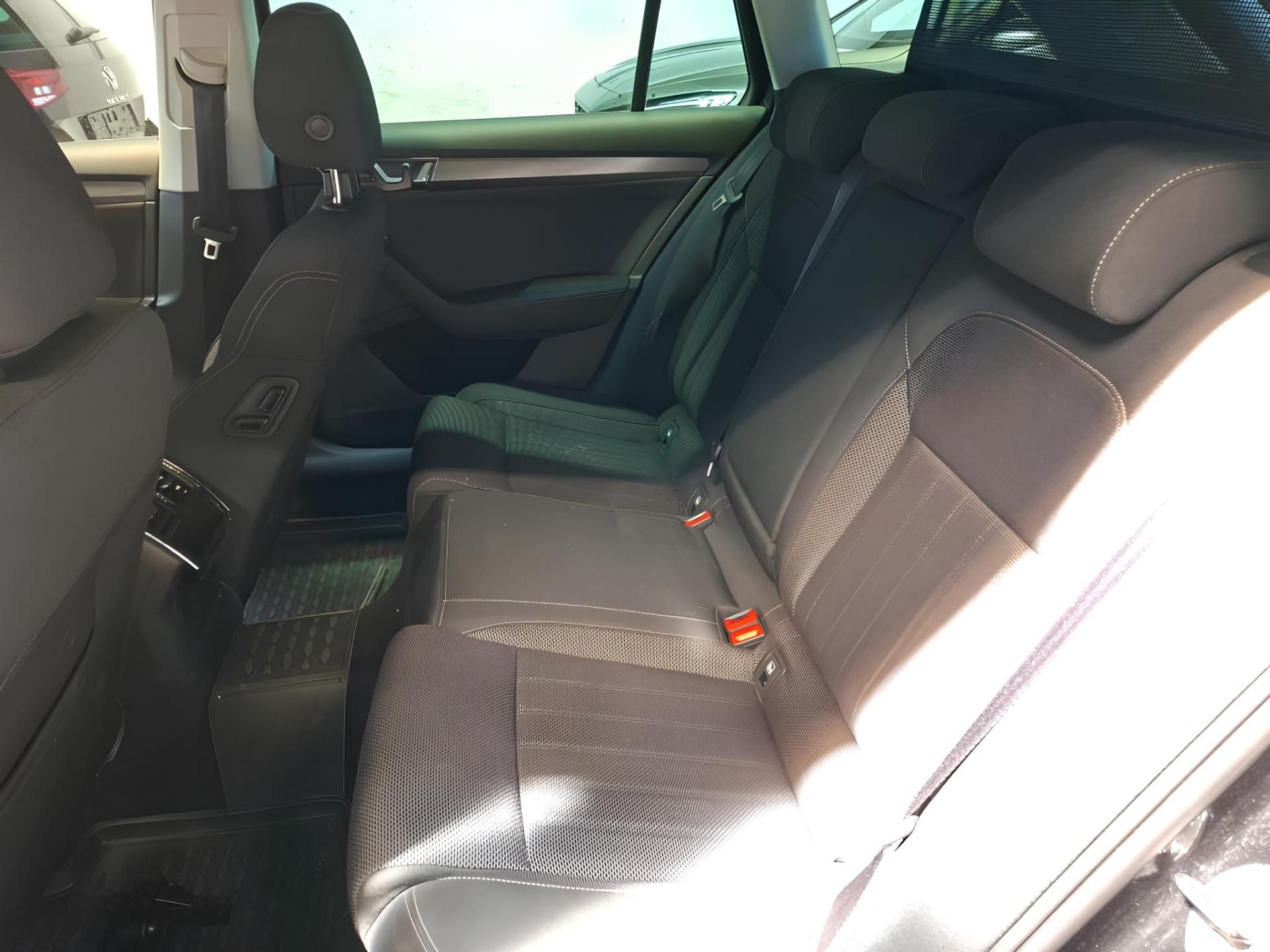 Škoda Superb, 2.0TDI DSG 110KW Style DPH TZ - fotka 4