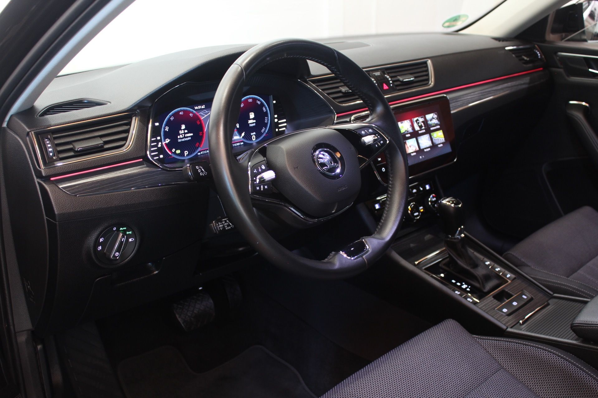 Škoda Superb, 2.0TDI DSG Style+ Display  LED - fotka 3