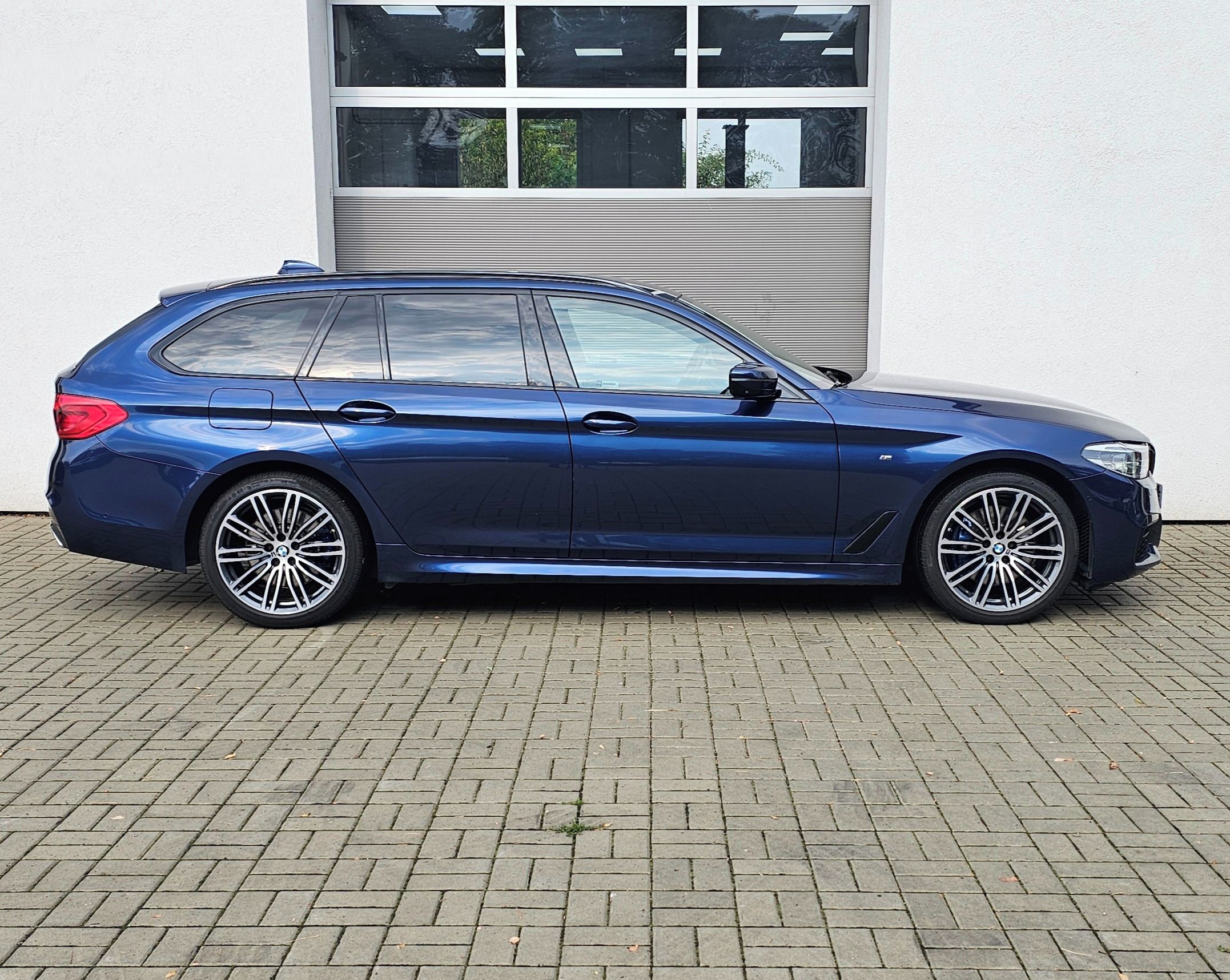 BMW Řada 5, 530d xDrive Touring - fotka 5