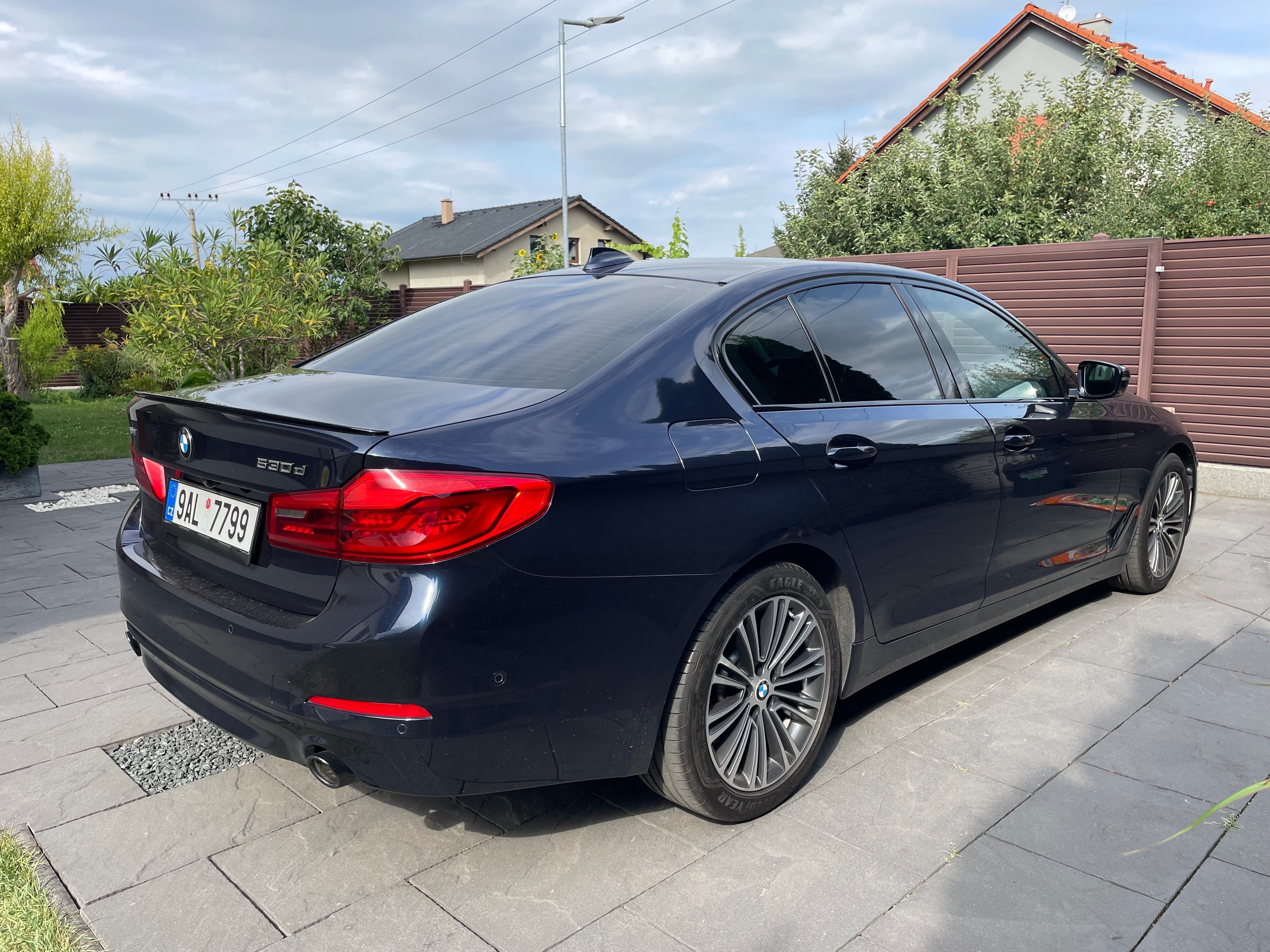 BMW Řada 5, 530D xDrive Sport Line - fotka 3