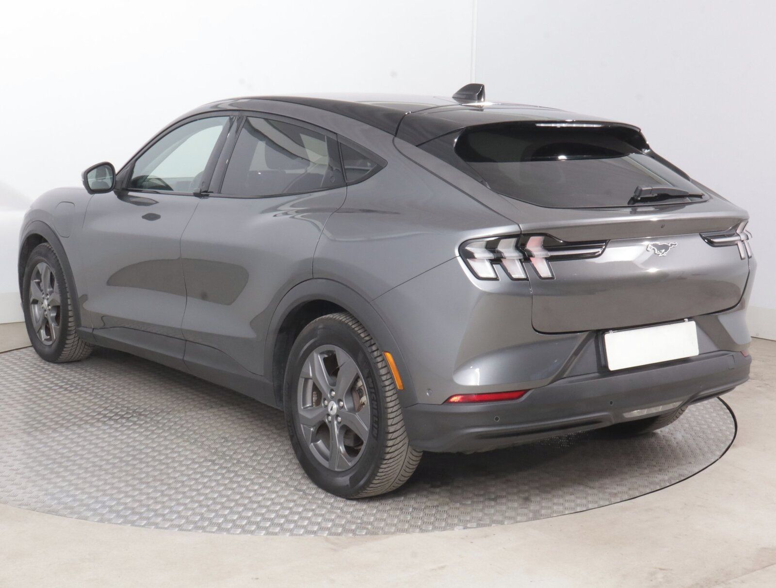 Ford Mustang Mach-E, Standard Range AWD, Automat - fotka 4