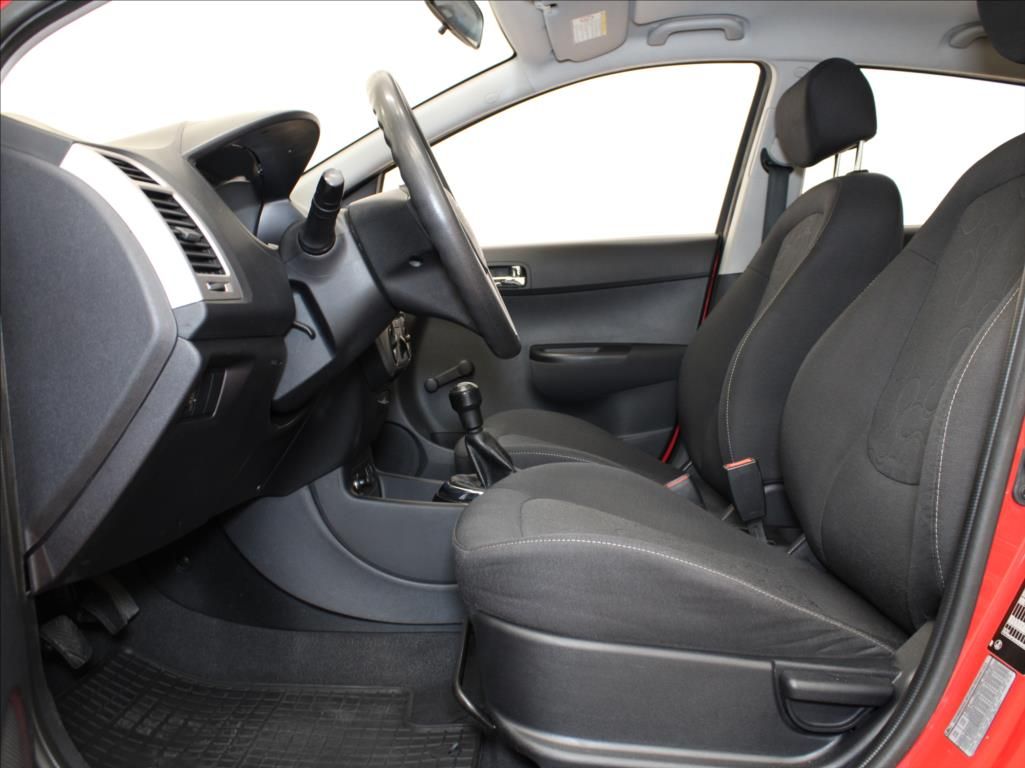 Hyundai i20, 1,3 i 57kW Klima 1.maj.ČR - fotka 6