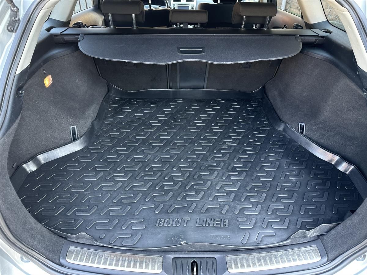 Toyota Avensis, 1,8 TAŽNÉ - fotka 5