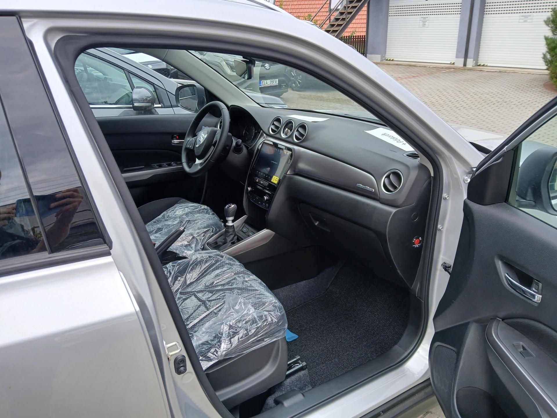 Suzuki Vitara, 1,4 Premium 4x4 hybrid - fotka 4