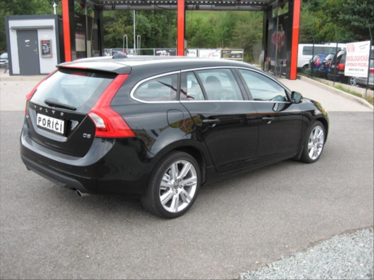 Volvo V60, 2,4 AWD D5 SUMMUM - fotka 5