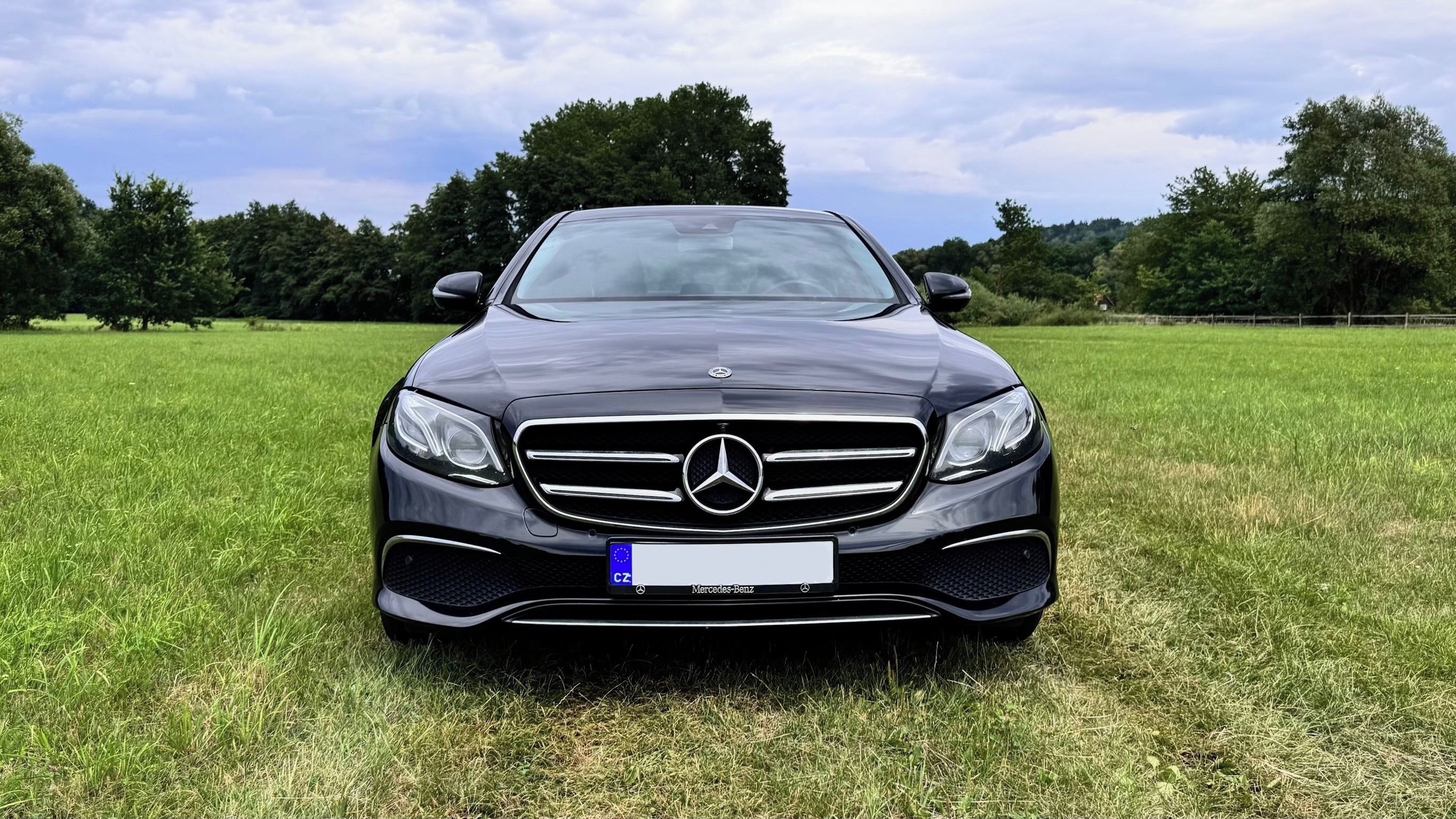 Mercedes-Benz Třídy E, E220d, MALÝ NÁJEZD, HEZKÝ STAV - fotka 2