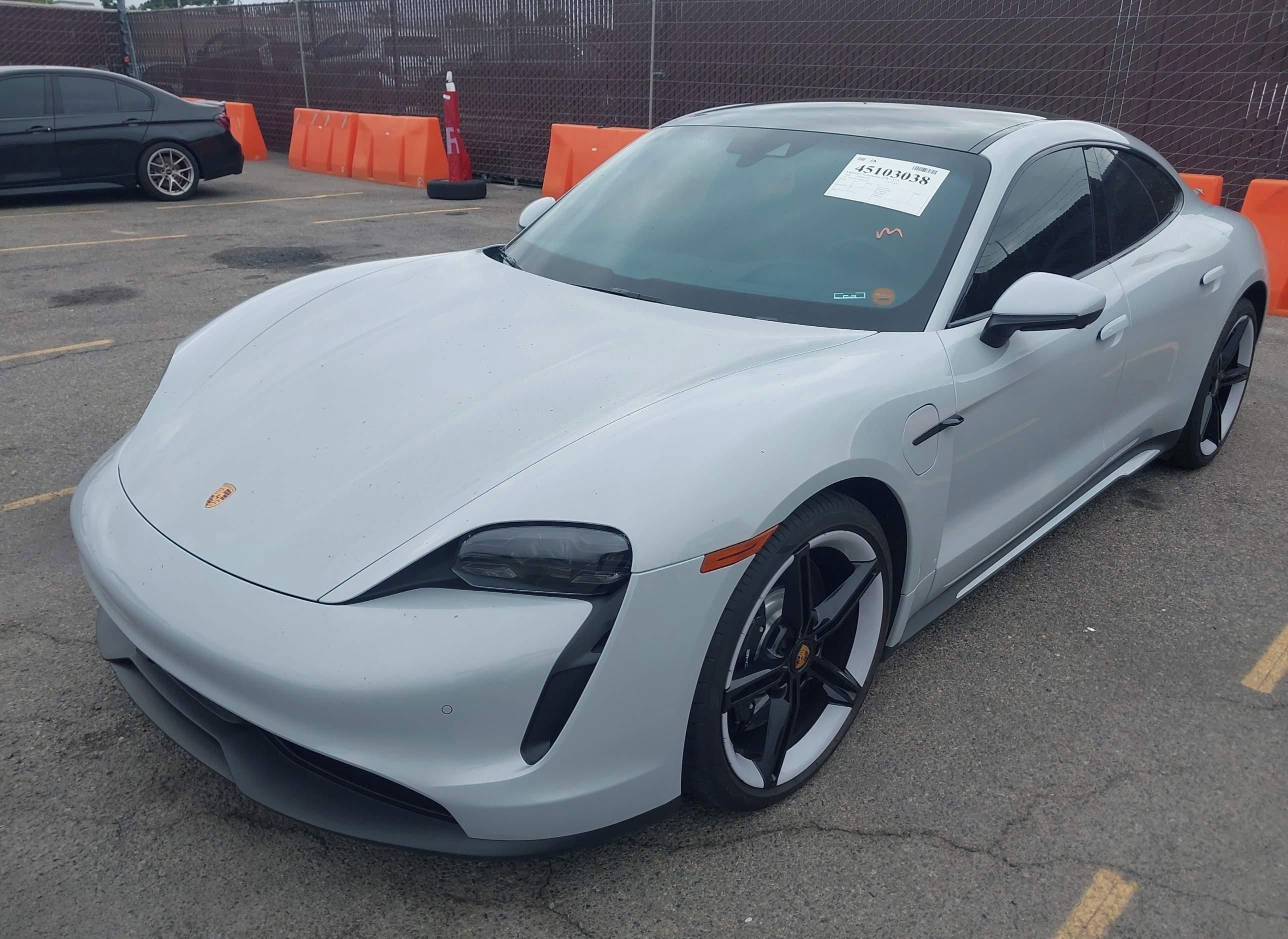 Porsche Taycan, Auto na cestě