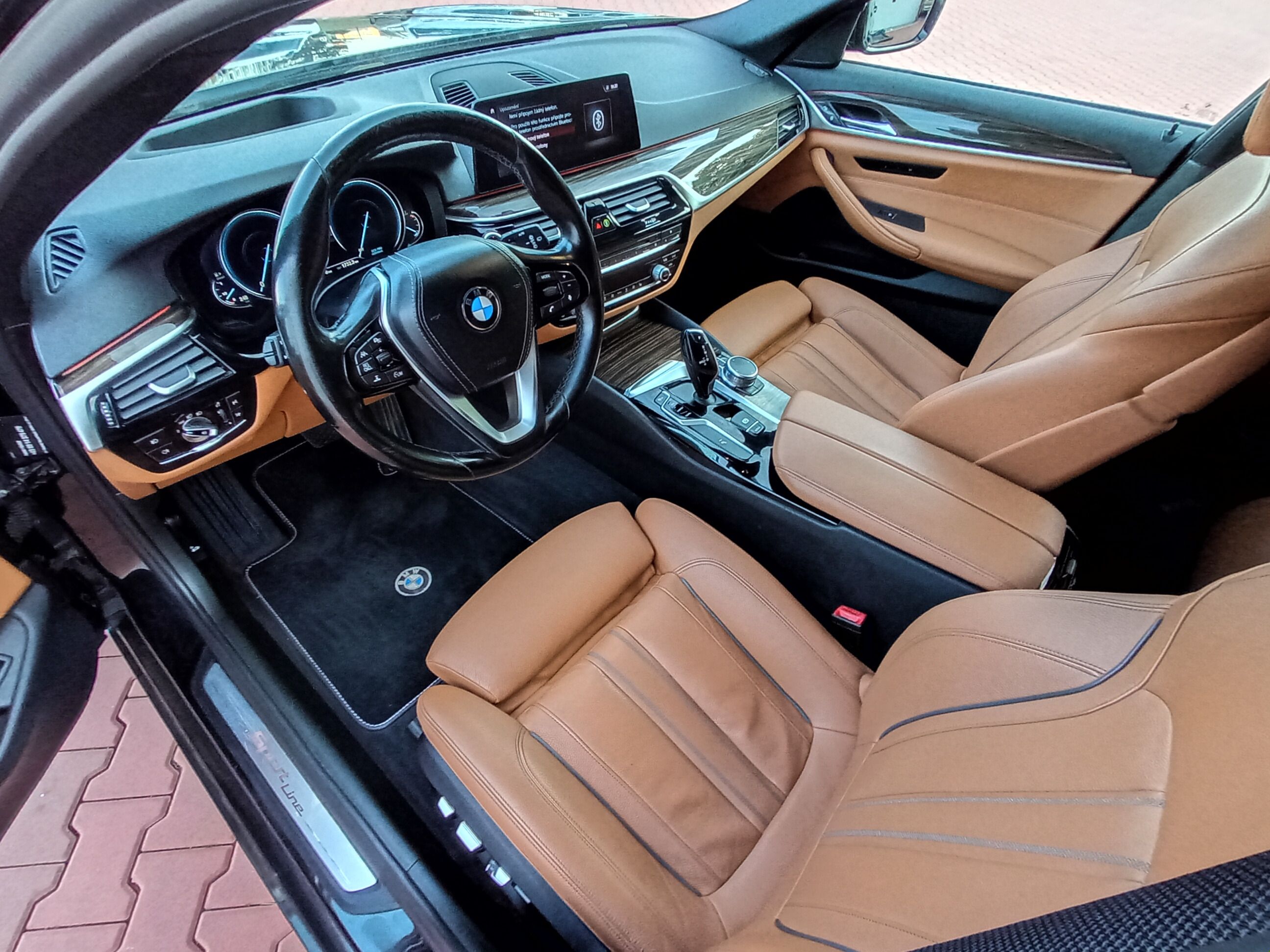 BMW Řada 5, 530xd komforty Panorama HIFI - fotka 2