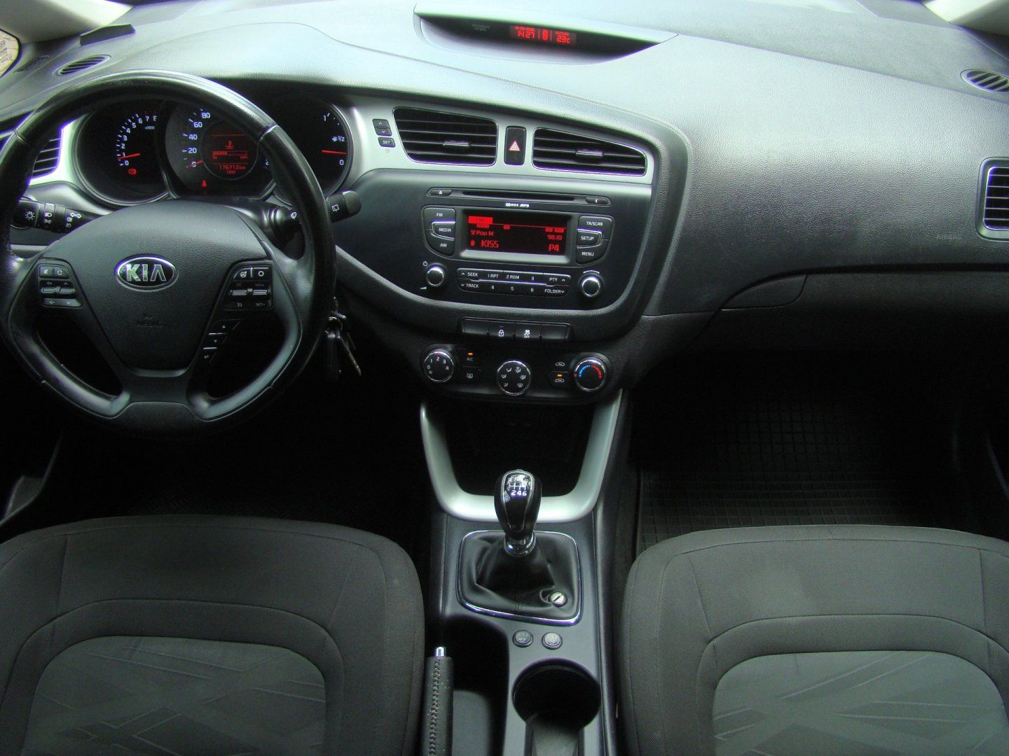Kia Cee´d, 1.6 99kW Anniversary TAŽNÉ ALU - fotka 6