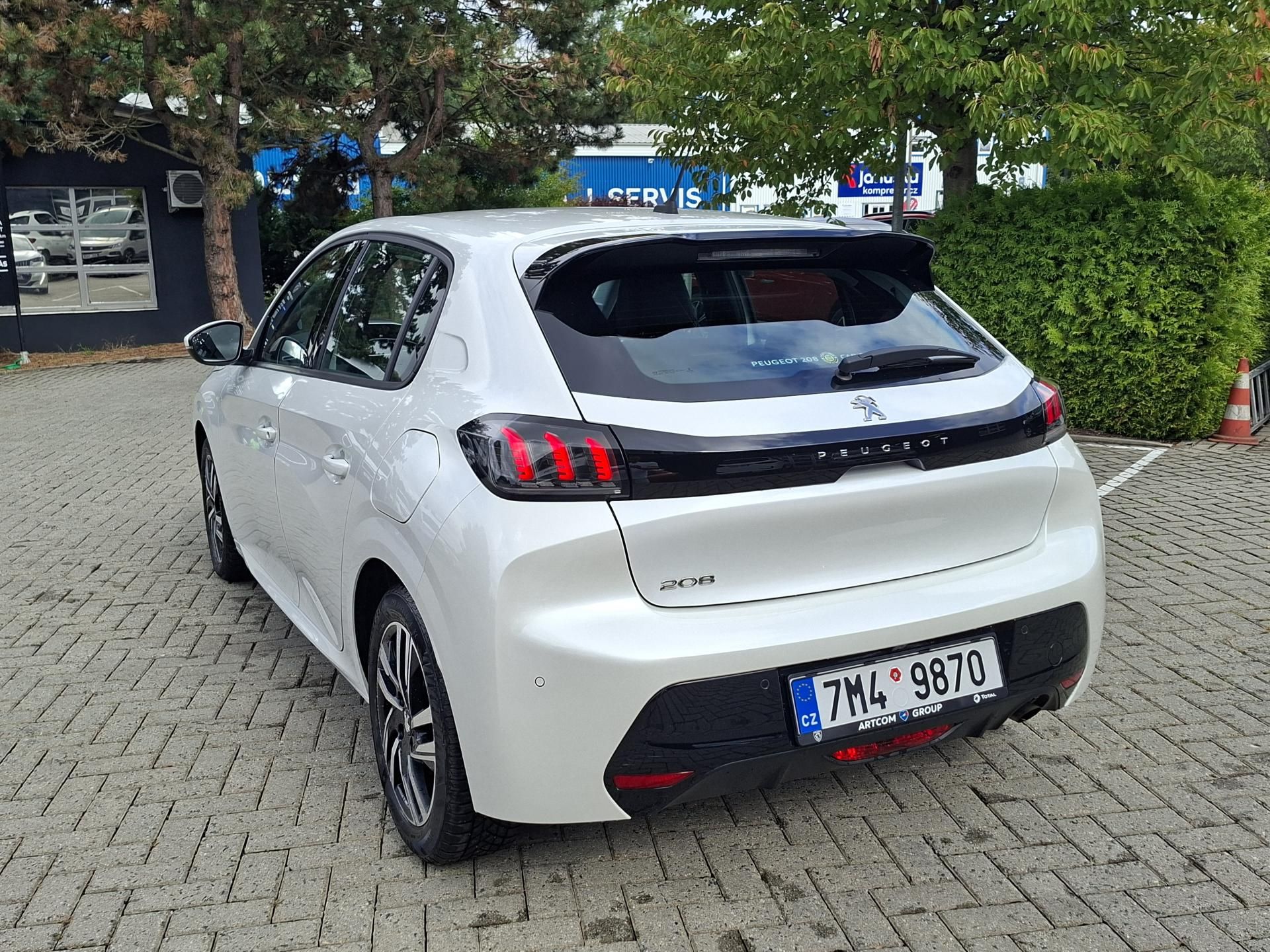 Peugeot 208, Allure 1.2 74 kW EAT8 - fotka 5