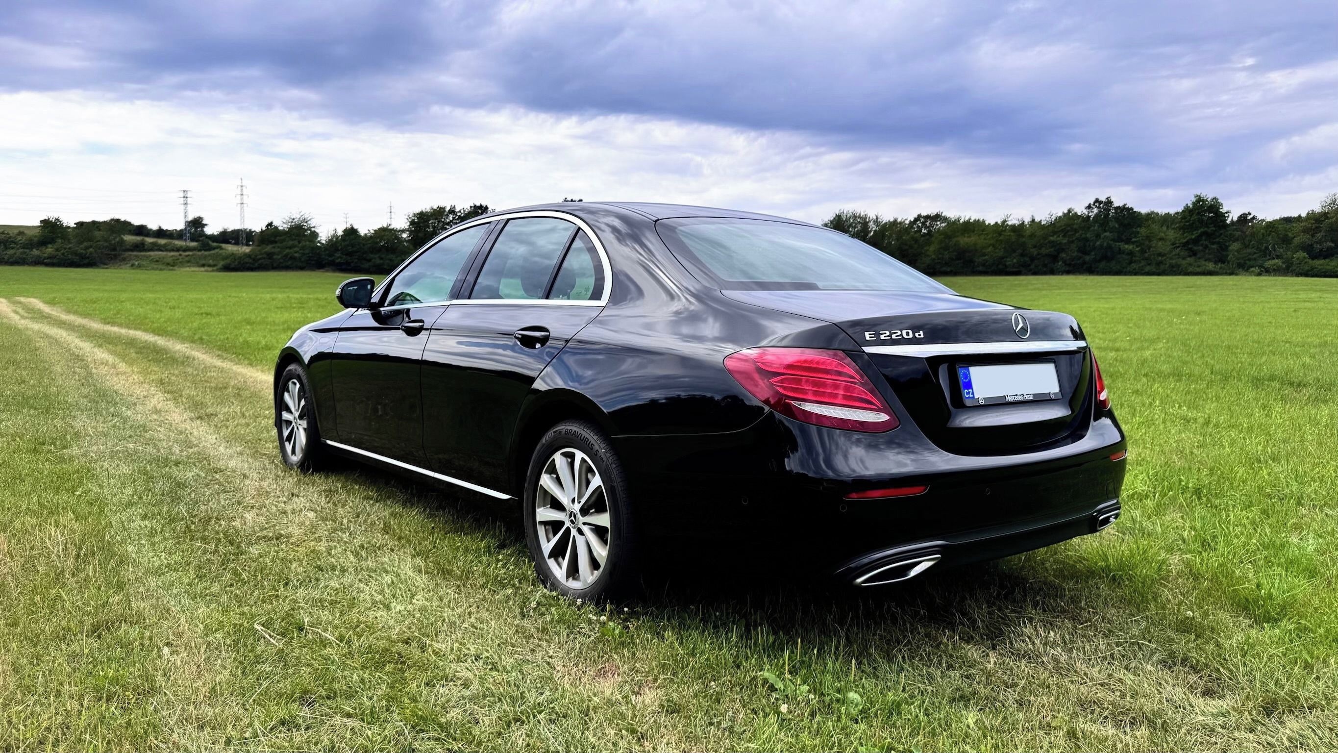 Mercedes-Benz Třídy E, E220d, MALÝ NÁJEZD, HEZKÝ STAV - fotka 6